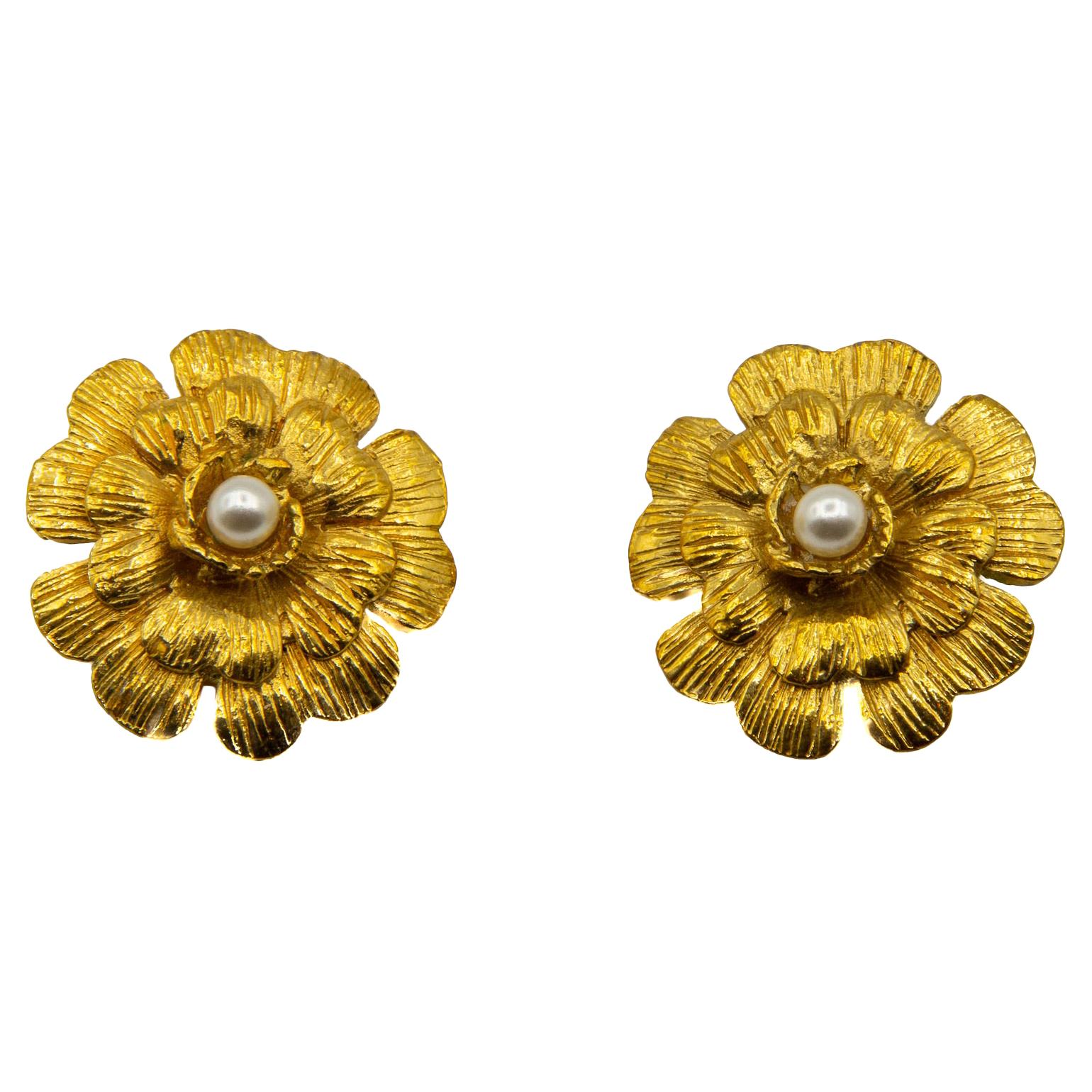 Chanel 1990s Collection 29 Floral Gilt Metal Clip-on Earrings