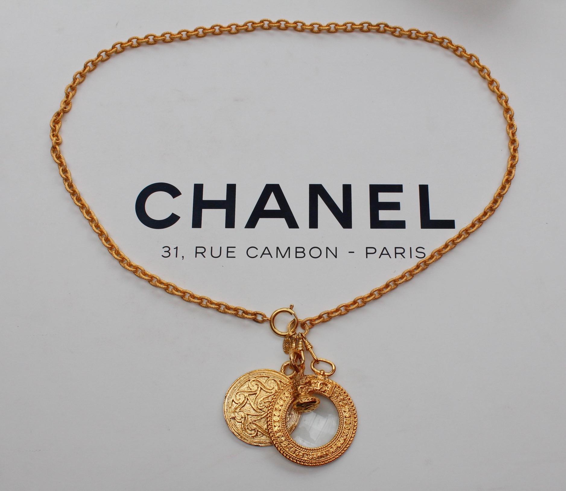CHANEL 1990s Gilted metal chain necklace with magnifying glass and coin pendant In Excellent Condition For Sale In Paris, FR