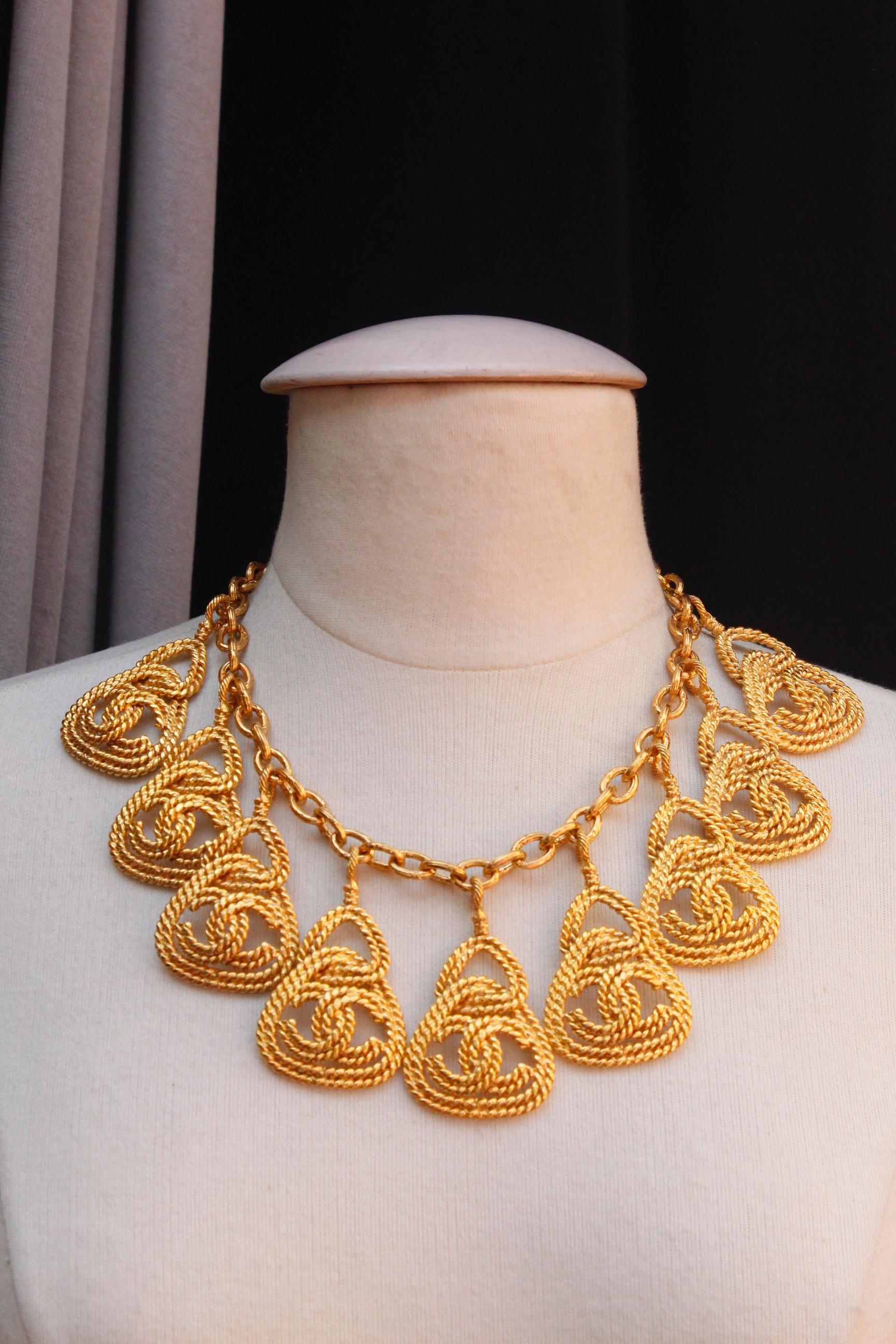 CHANEL 1990s Gilted metal necklace with openworked CC pendants In Excellent Condition In Paris, FR