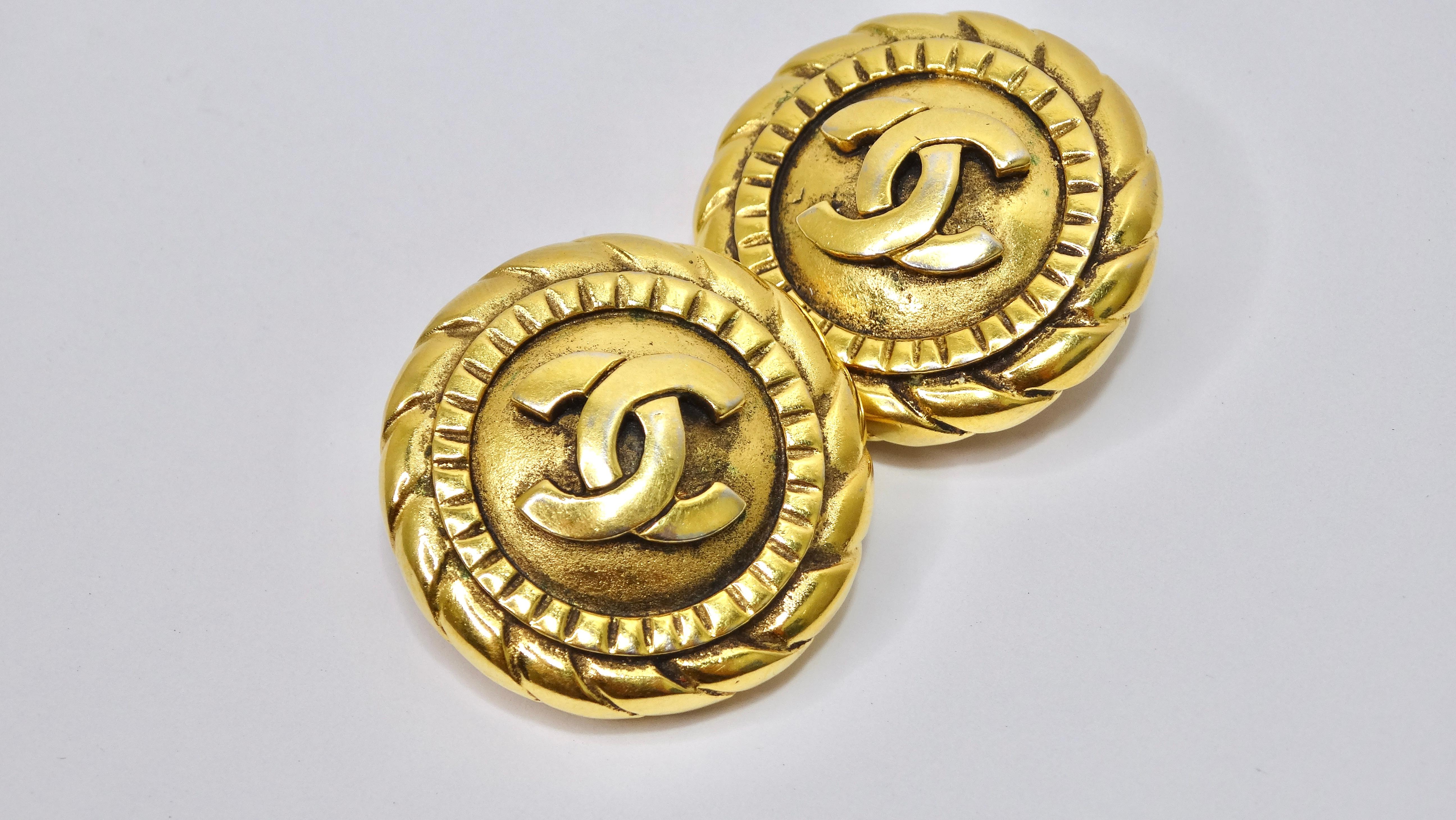 Chanel 1990's Gold Textured CC Round Earrings In Good Condition For Sale In Scottsdale, AZ