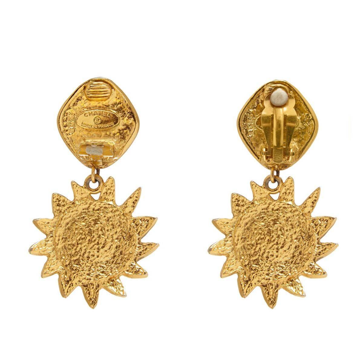 Charming Chanel 1990s gold tone sun drop earrings with pearl inset and abstract flower motif clip fastening. The designers signature is located on the reverse of each piece below the clip. In superb vintage condition. 

Length - 2.2
