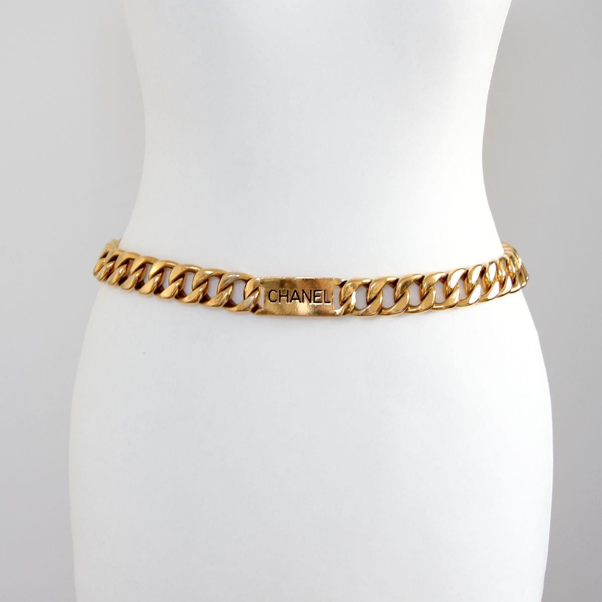 CHANEL

1990s. Gold colored Chanel chain belt / necklace (see photos) with Chanel plaque.

Length of the chain belt: 72.5 cm

The belt is in good condition. 
Light abrasion (see photos).