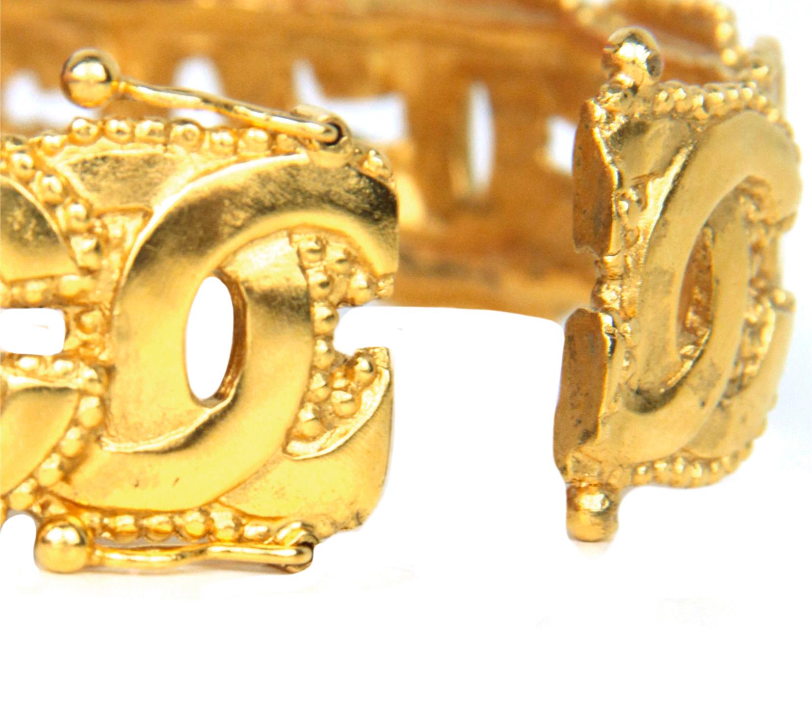 Chanel, bracelet jonc vintage à découpes multi- CC, années 1990 Pour femmes en vente
