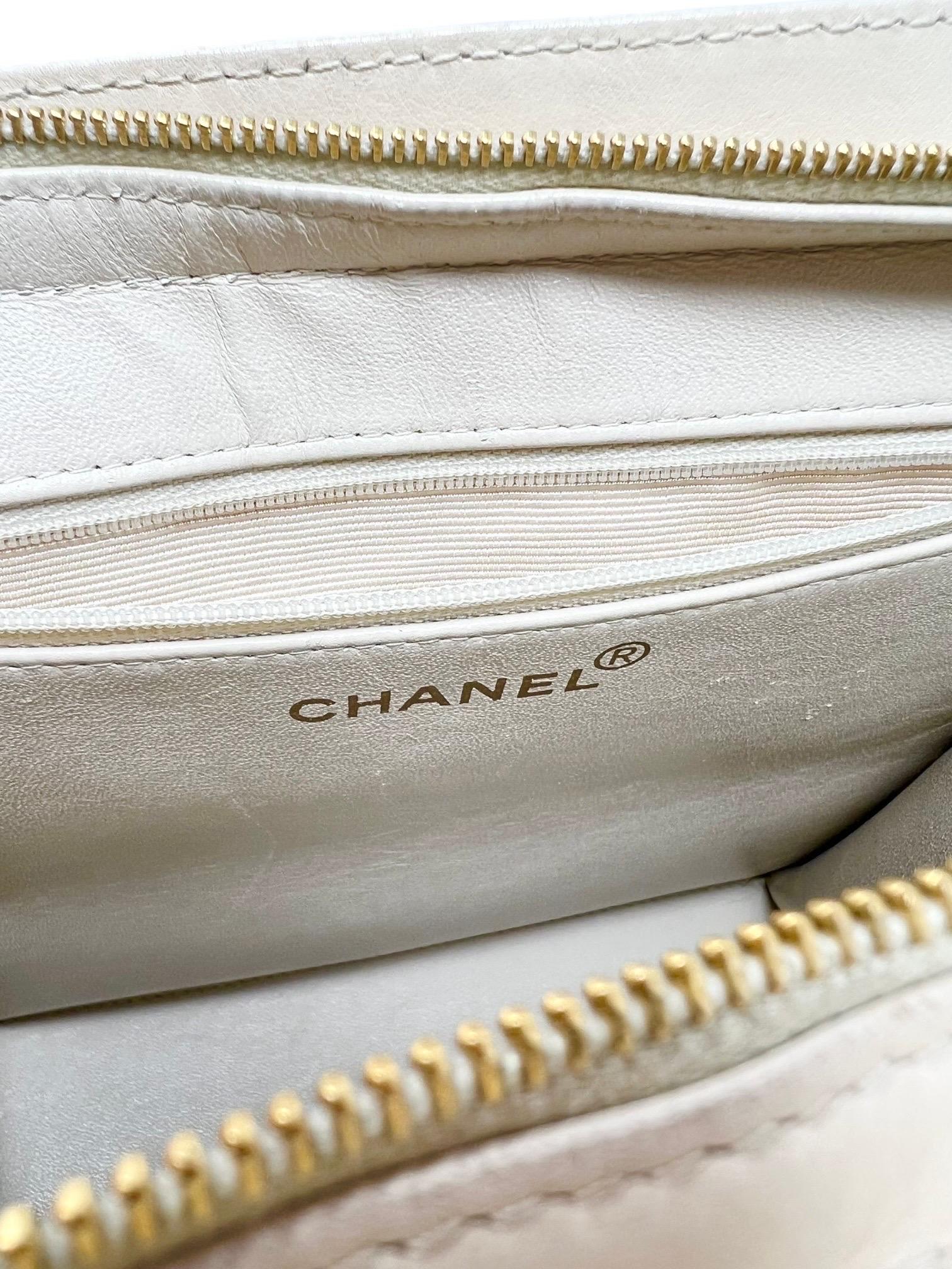 This 1990s Chanel ivory lambskin shoulder bag exemplifies the pared-back elegance of Karl Lagerfeld’s vision for the Maison during the decade. Rendered in supple lambskin leather with a soft sheen, the bag features a minimalist rectangular