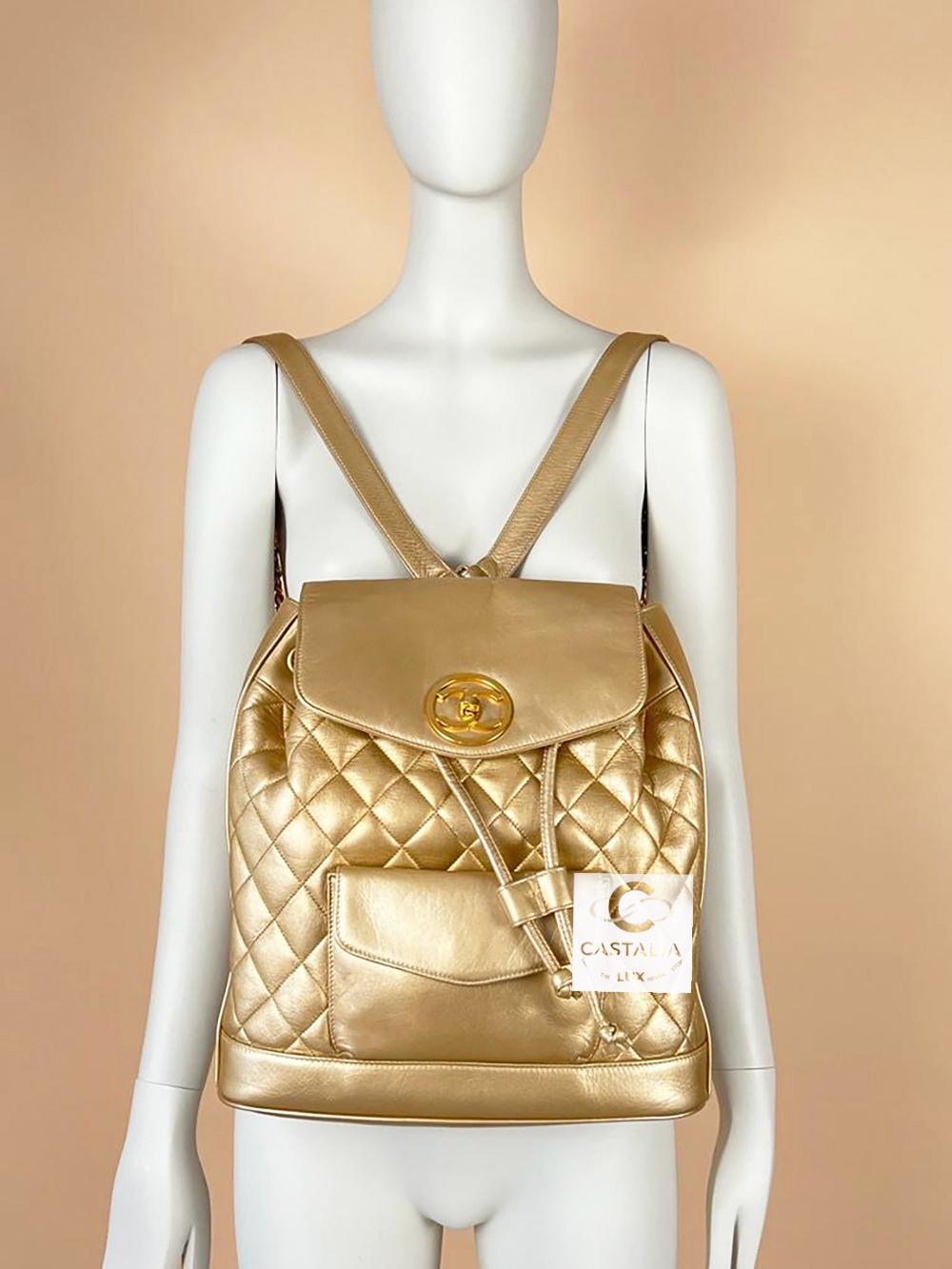 CHANEL Vintage Platinum Gold Leather Backpack - Circa Early 1990
- Une pièce de collection rarissime pour les vrais connaisseurs de la Collection Maison.
// Des exemples comparables sur le marché dépassent les 15 000 dollars, mais peu approchent ce