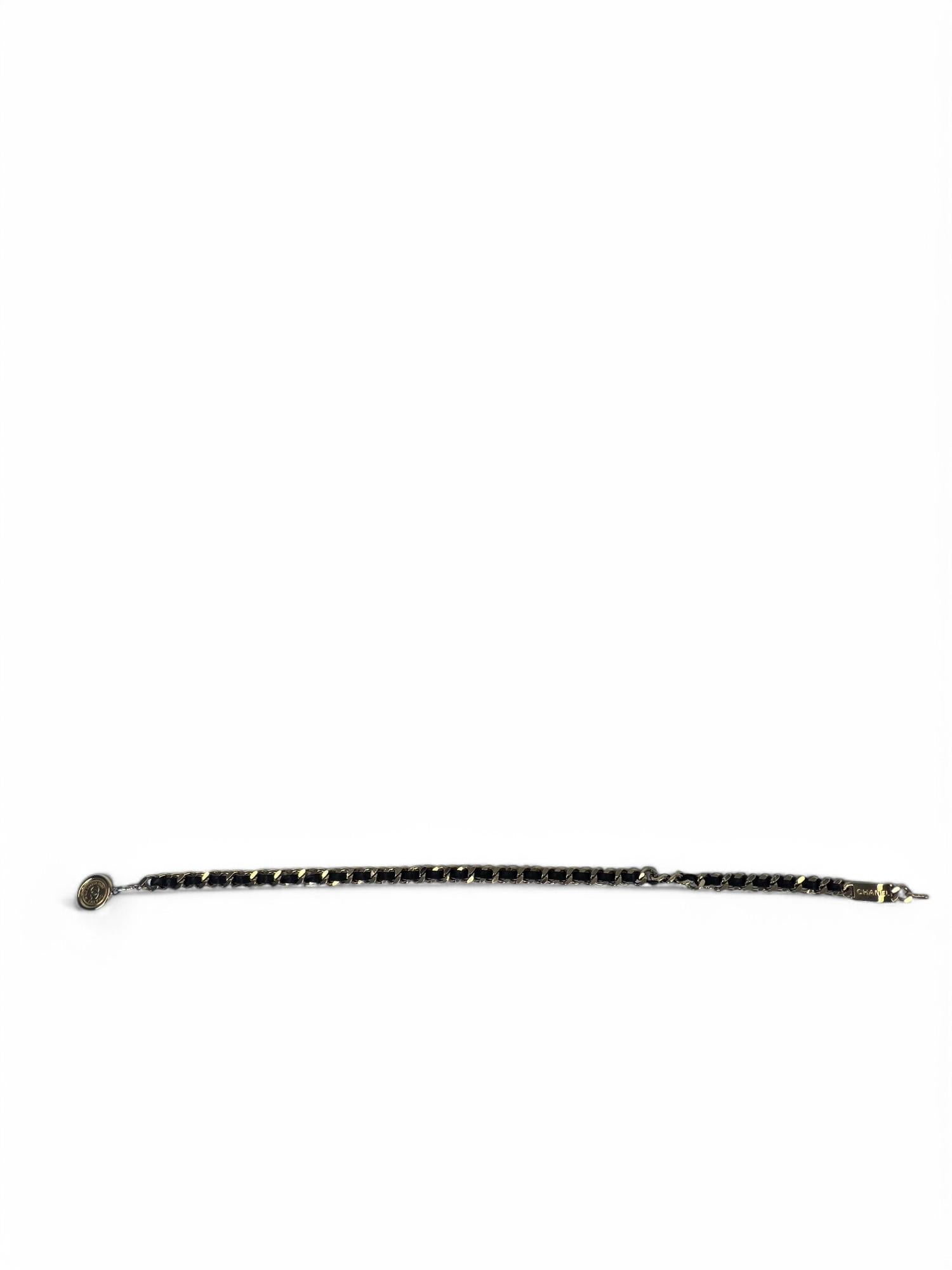 Cintura Chanel anni '90 con targhetta e medaglione a catena in vendita 8