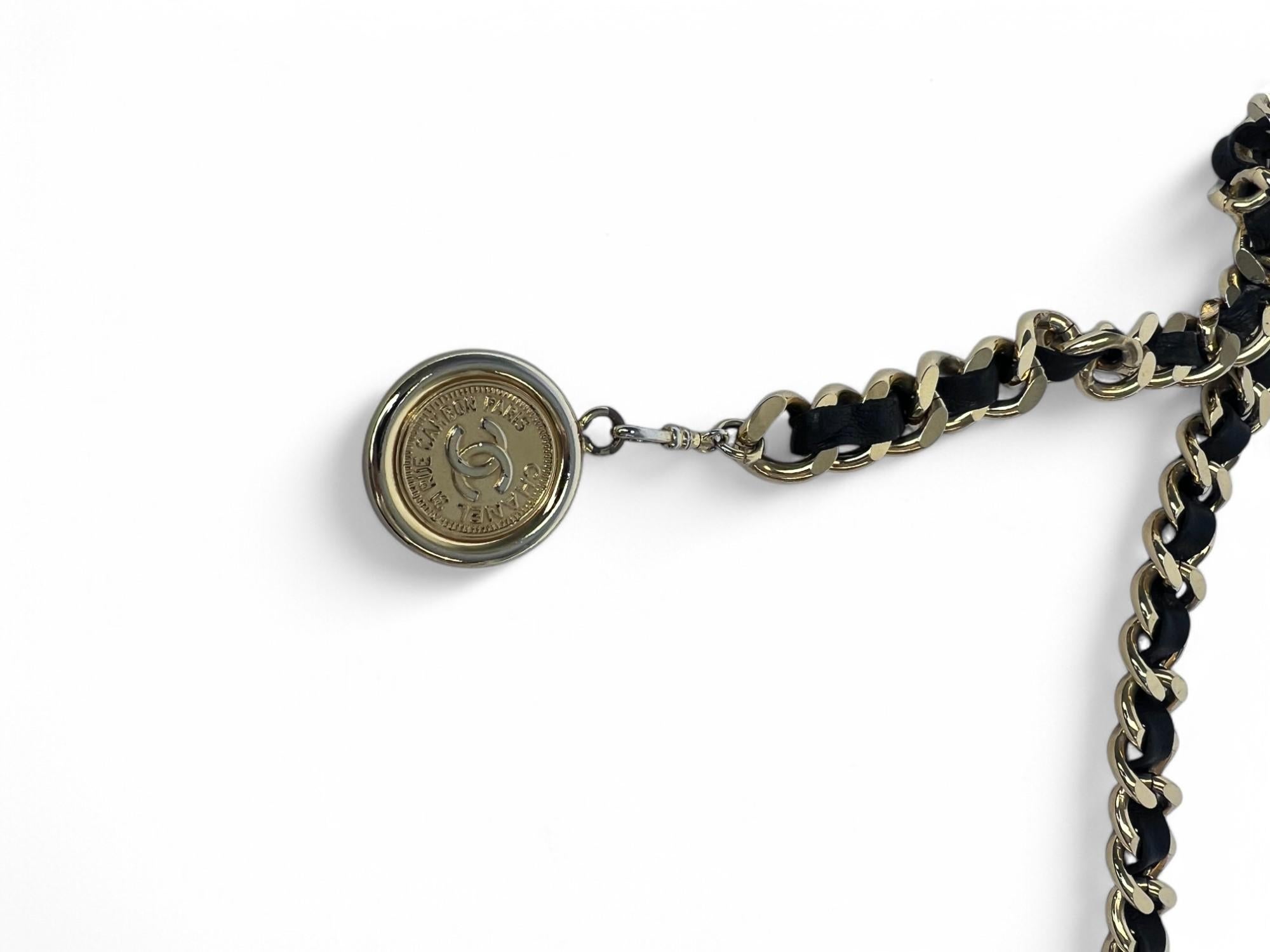 Cintura Chanel anni '90 con targhetta e medaglione a catena in vendita 11
