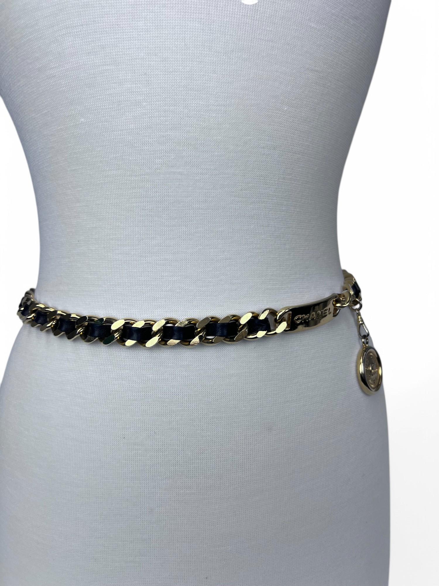 Cintura Chanel anni '90 con targhetta e medaglione a catena In condizioni ottime in vendita a West Hartford, CT