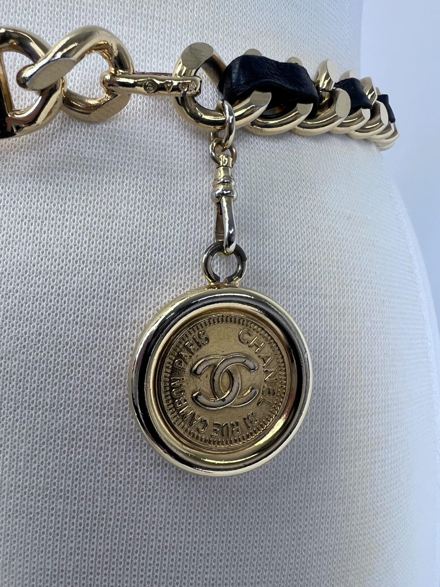 Cintura Chanel anni '90 con targhetta e medaglione a catena in vendita 1