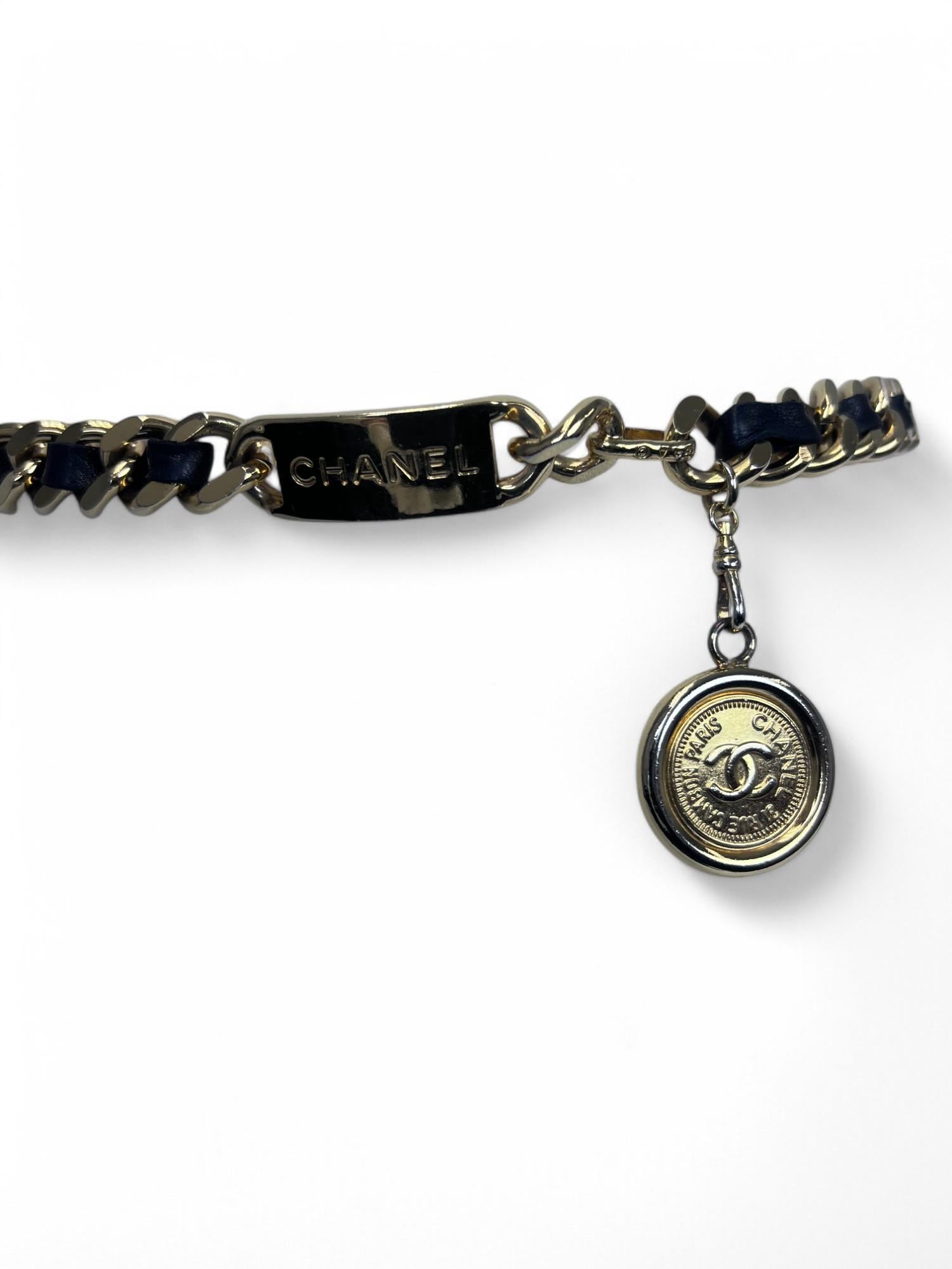 Cintura Chanel anni '90 con targhetta e medaglione a catena in vendita 2