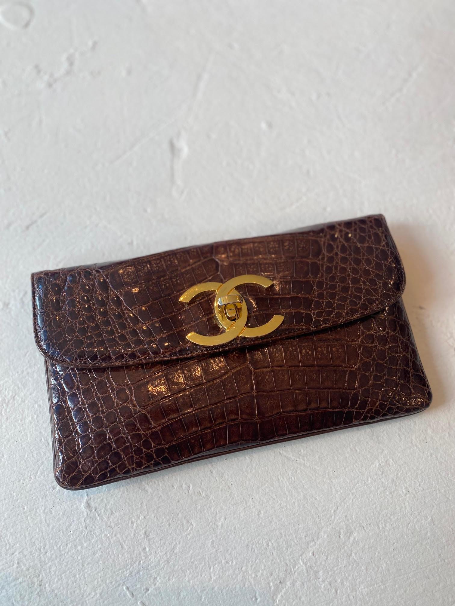 Noir Chanel - Pochette enveloppe en crocodile marron, années 1990, état neuf en vente
