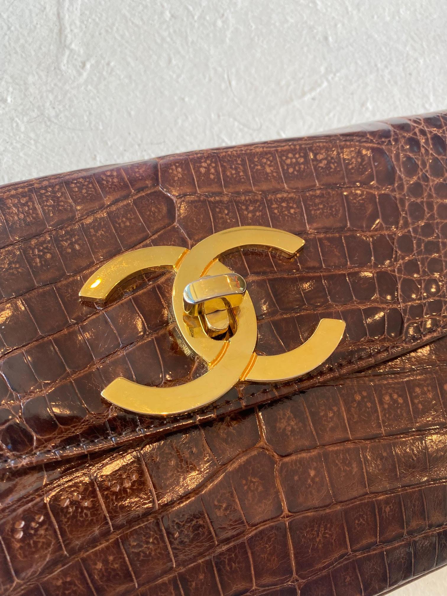 Chanel 1990's NEW brown crocodile envelope clutch In Good Condition For Sale In Miami, FL
