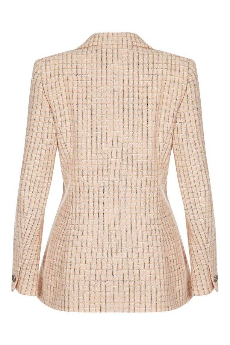 This pristine Chanel late 1990s, early 2000s tweed blazer is in immaculate condition and can easily be styled to suit a range of occasions. The timeless wool and silk tweed fabric is an arresting bold knit in soft peach, ochre, champagne and