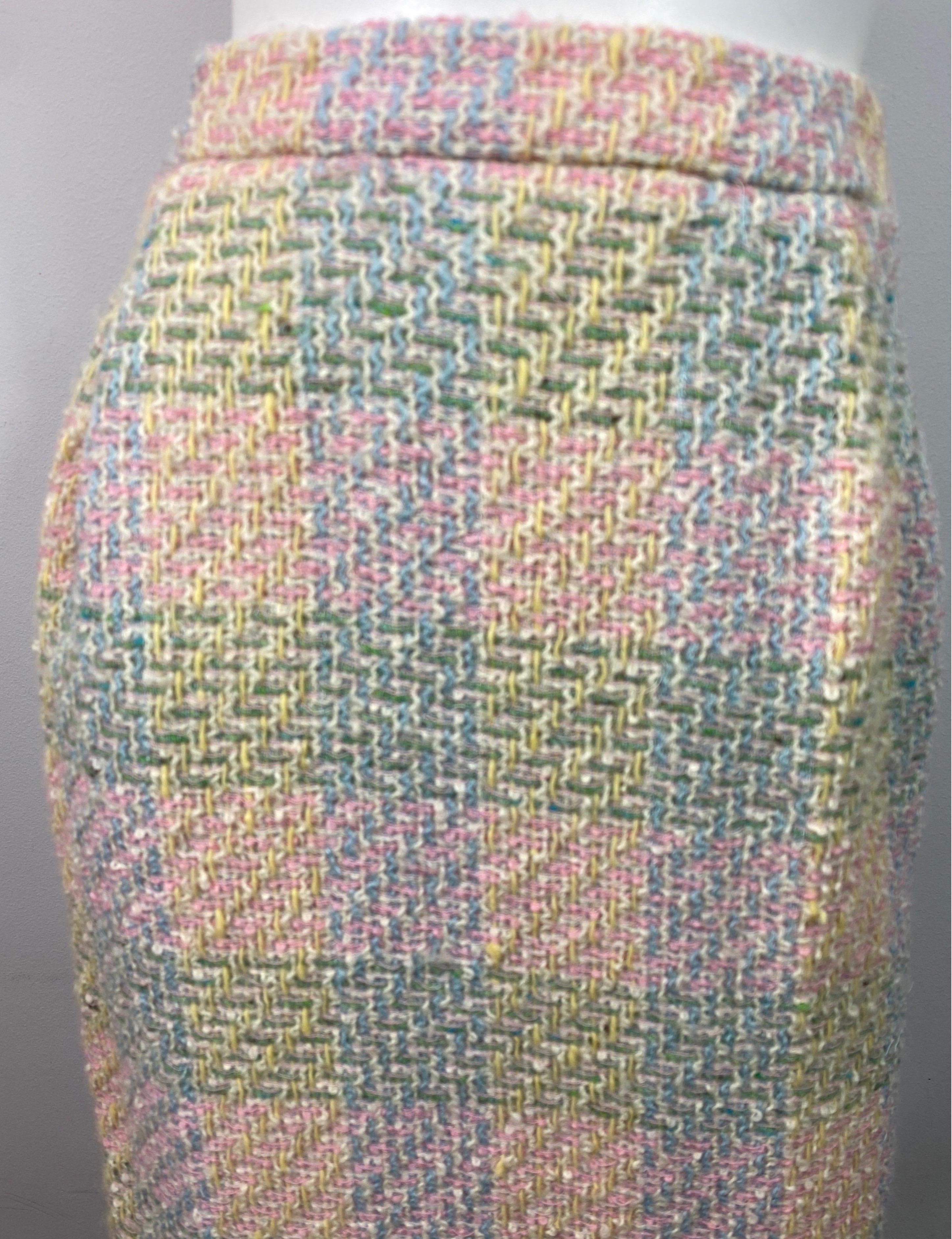 Chanel 1990’s Pastel Boucle Tweed Skirt - Size 42  In Good Condition For Sale In West Palm Beach, FL