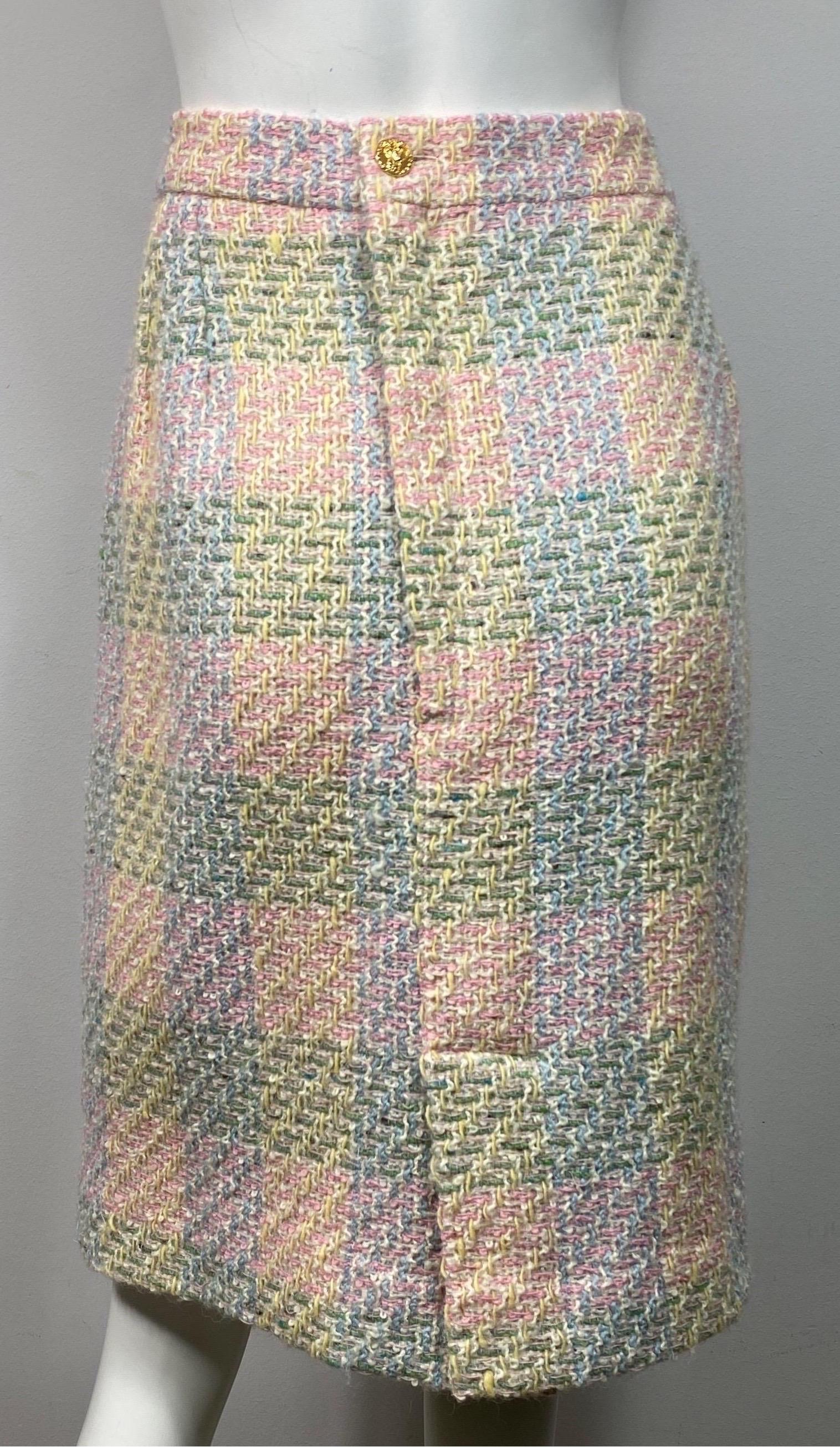 Chanel 1990’s Pastel Boucle Tweed Skirt - Size 42  For Sale 3