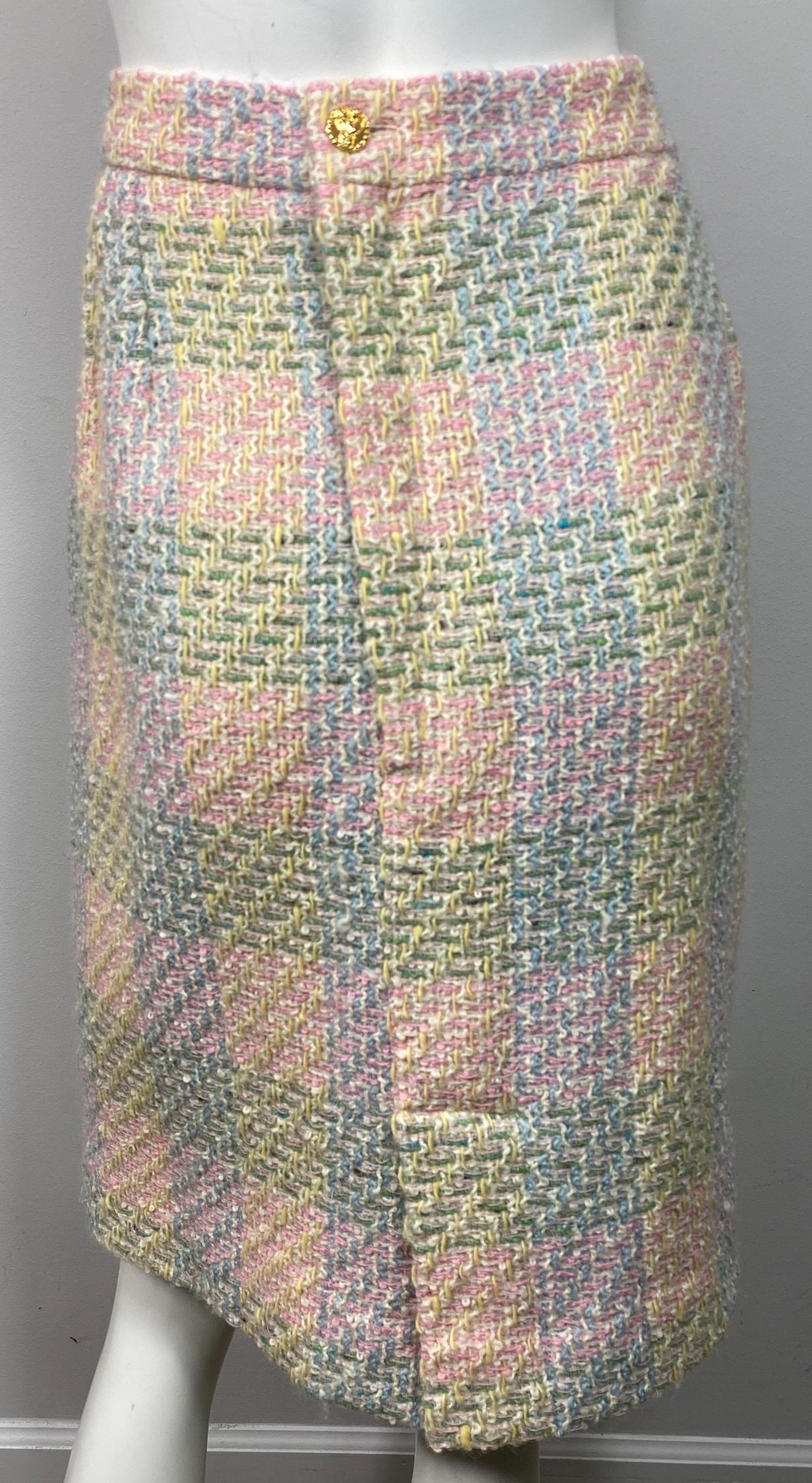 Chanel 1990’s Pastel Boucle Tweed Skirt - Size 42  For Sale 4