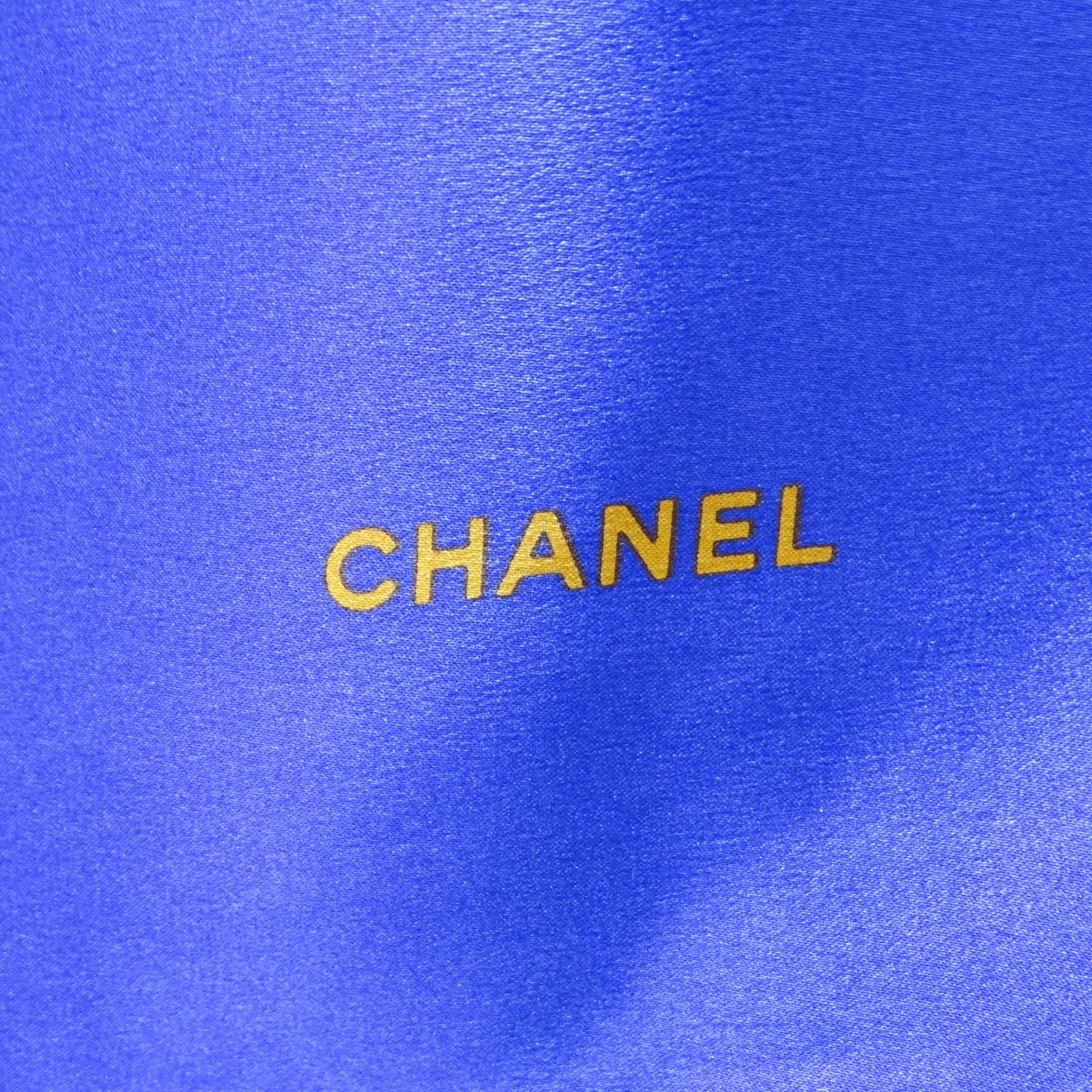 Chanel 1990er Jahre Lila Logo bedruckter Seidenschal im Angebot 1
