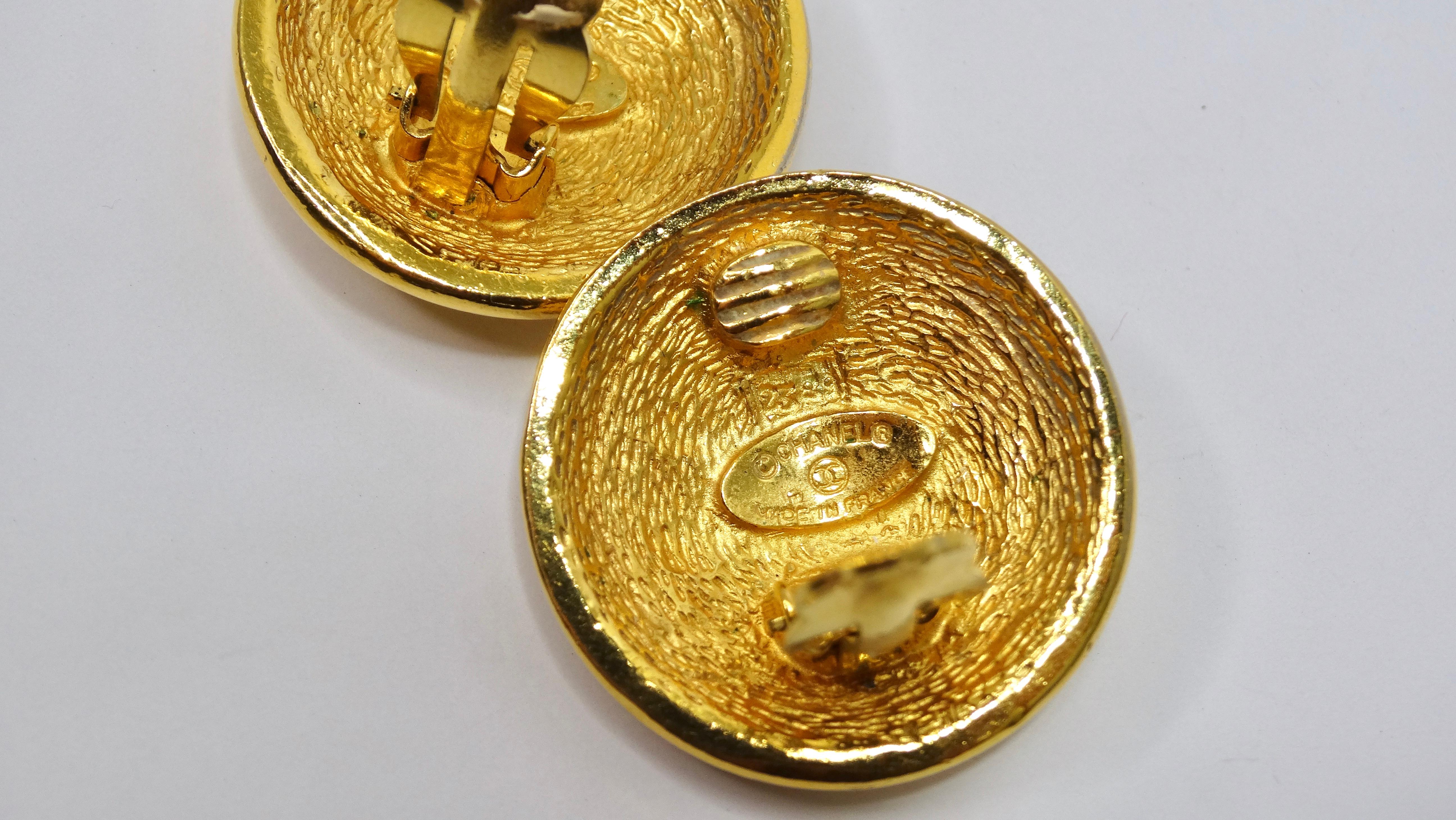  Chanel 1990er 'Quilted' Goldohrringe aus Gold im Angebot 2