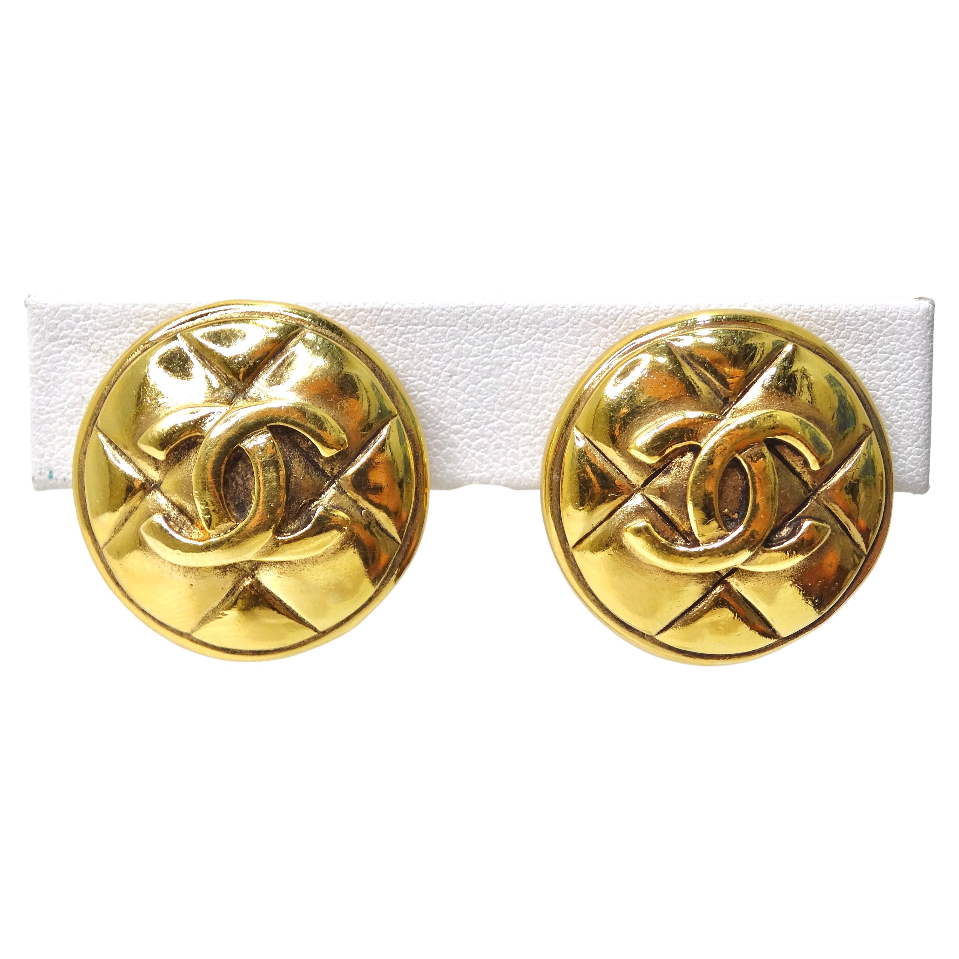 Boucles d'oreilles Chanel en or matelassé « matelassé » des années 1990 En  vente sur 1stDibs