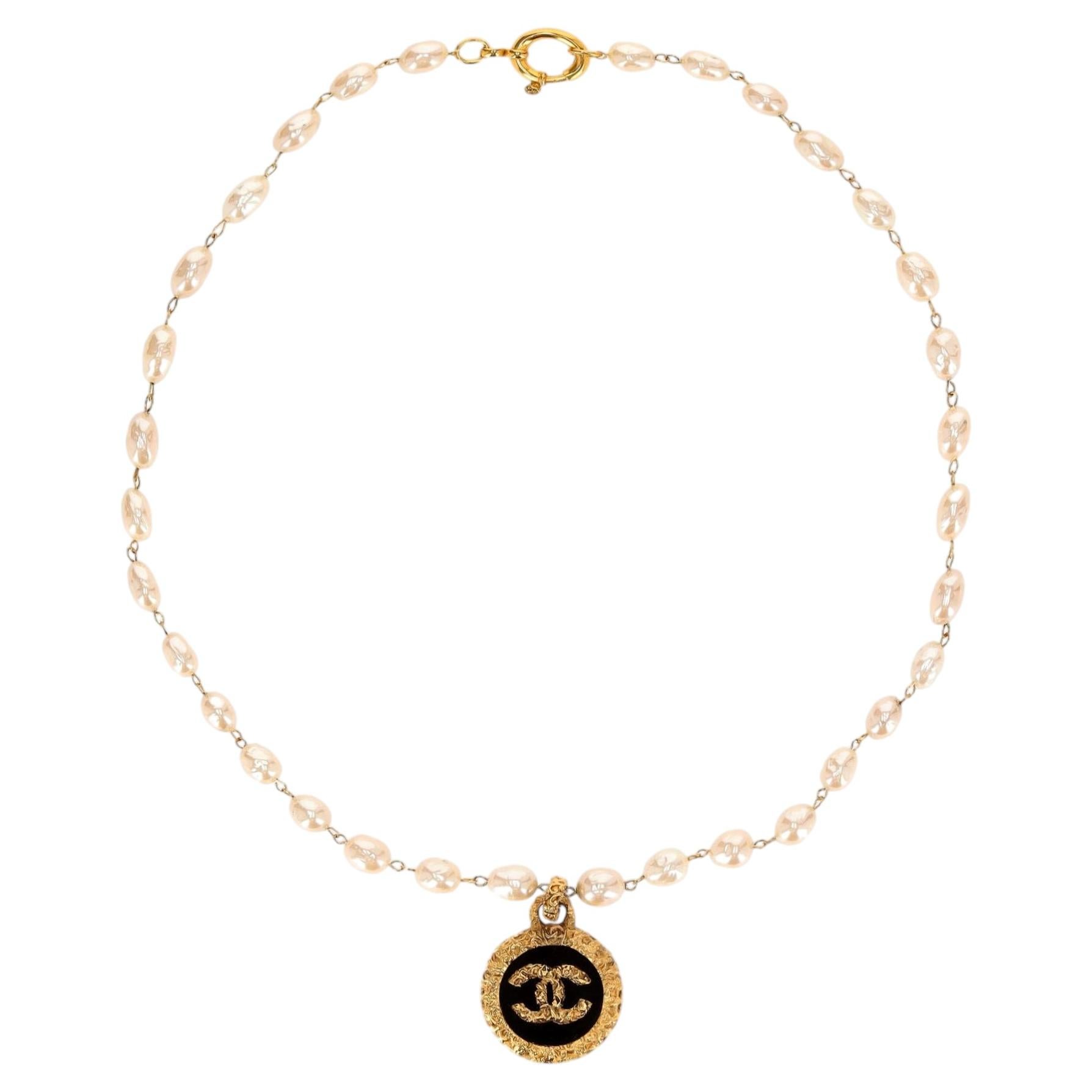 Chanel 1990's Rare Vintage 'CC' Logo 24k Gold plattiert Medaillon Perlenkette