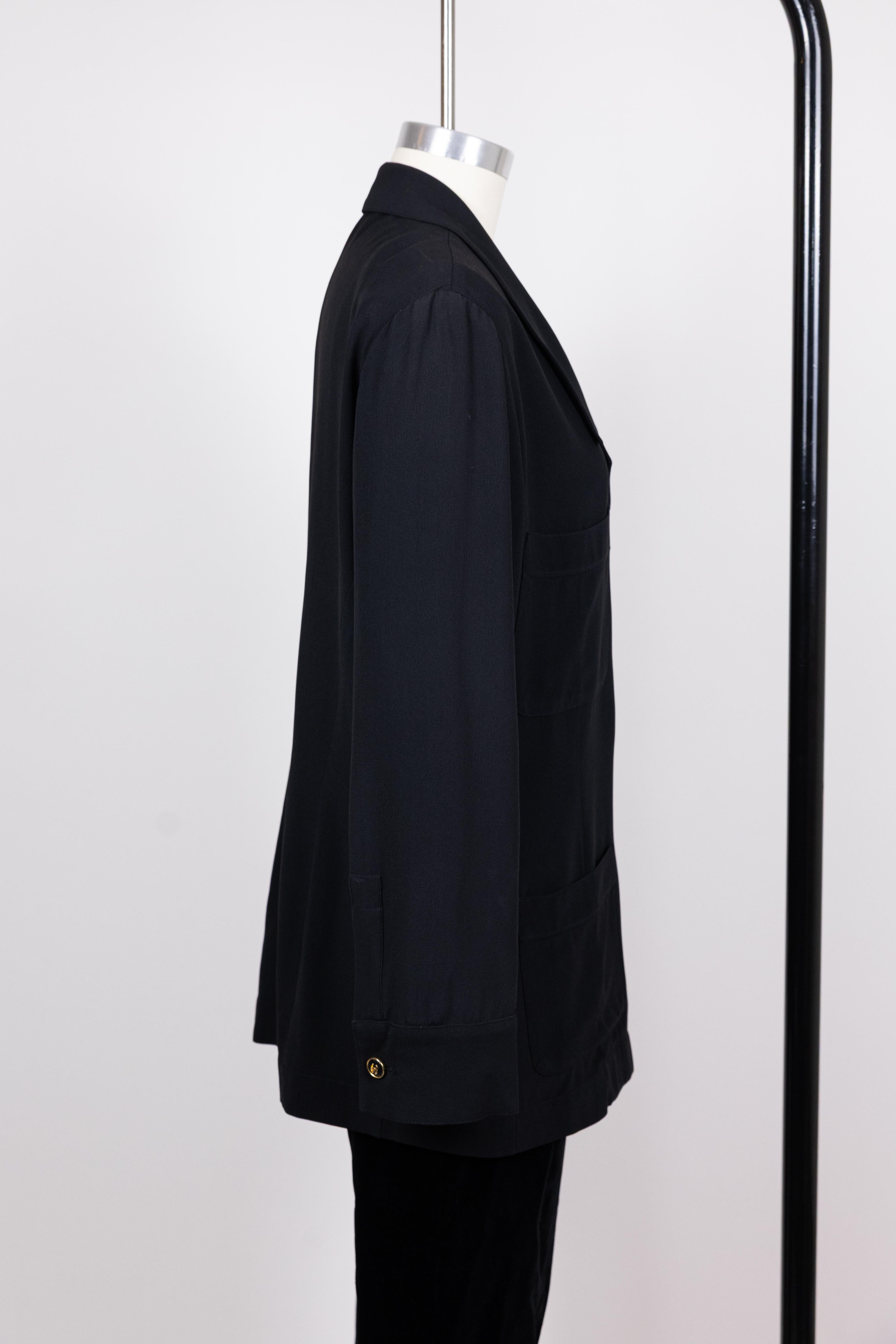 Nero Chanel anni '90, vintage, top con logo in seta nera e bottoni / giacca in vendita