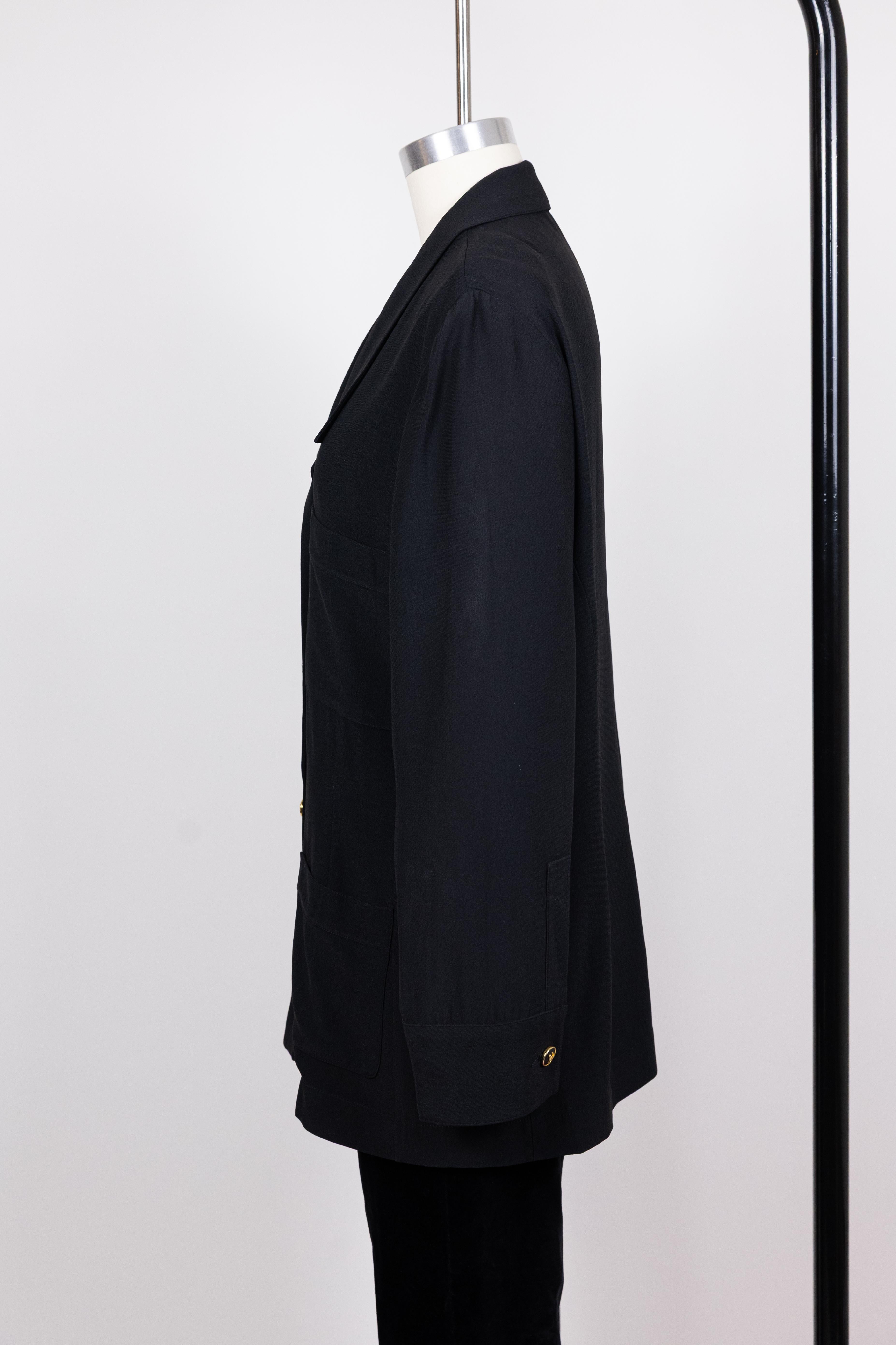 Chanel anni '90, vintage, top con logo in seta nera e bottoni / giacca In condizioni buone in vendita a San Francisco, CA