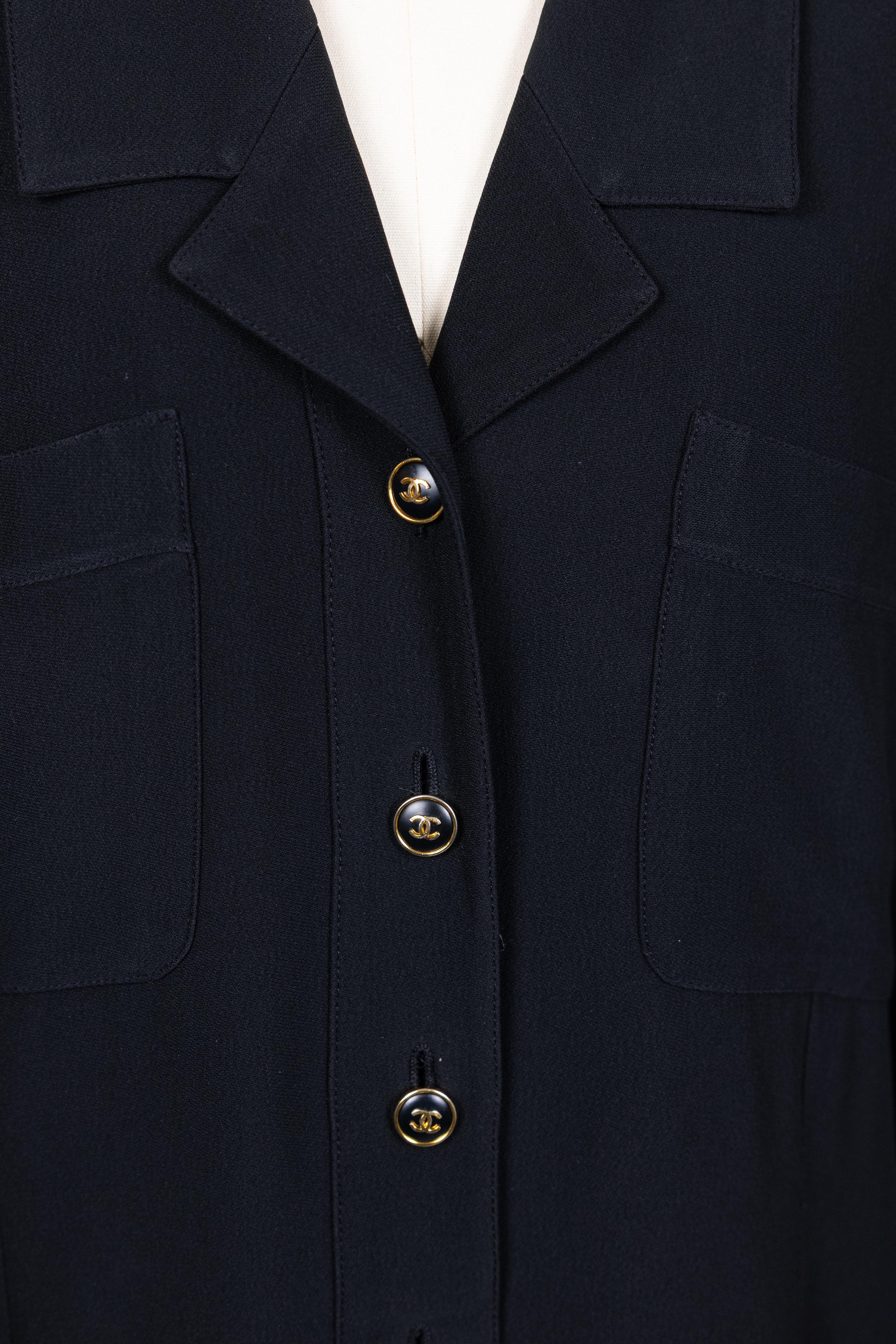 Donna Chanel anni '90, vintage, top con logo in seta nera e bottoni / giacca in vendita