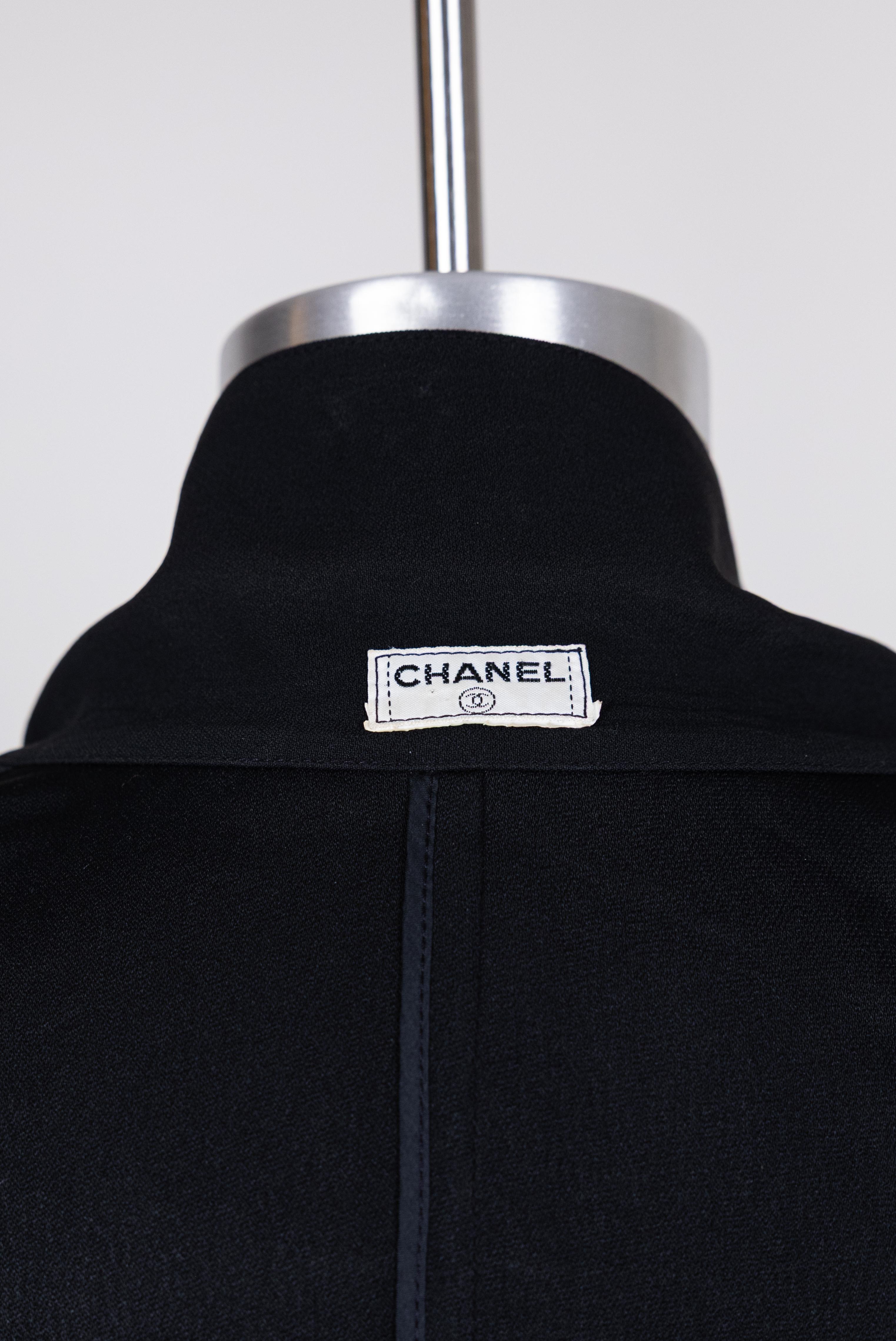 Chanel anni '90, vintage, top con logo in seta nera e bottoni / giacca in vendita 3