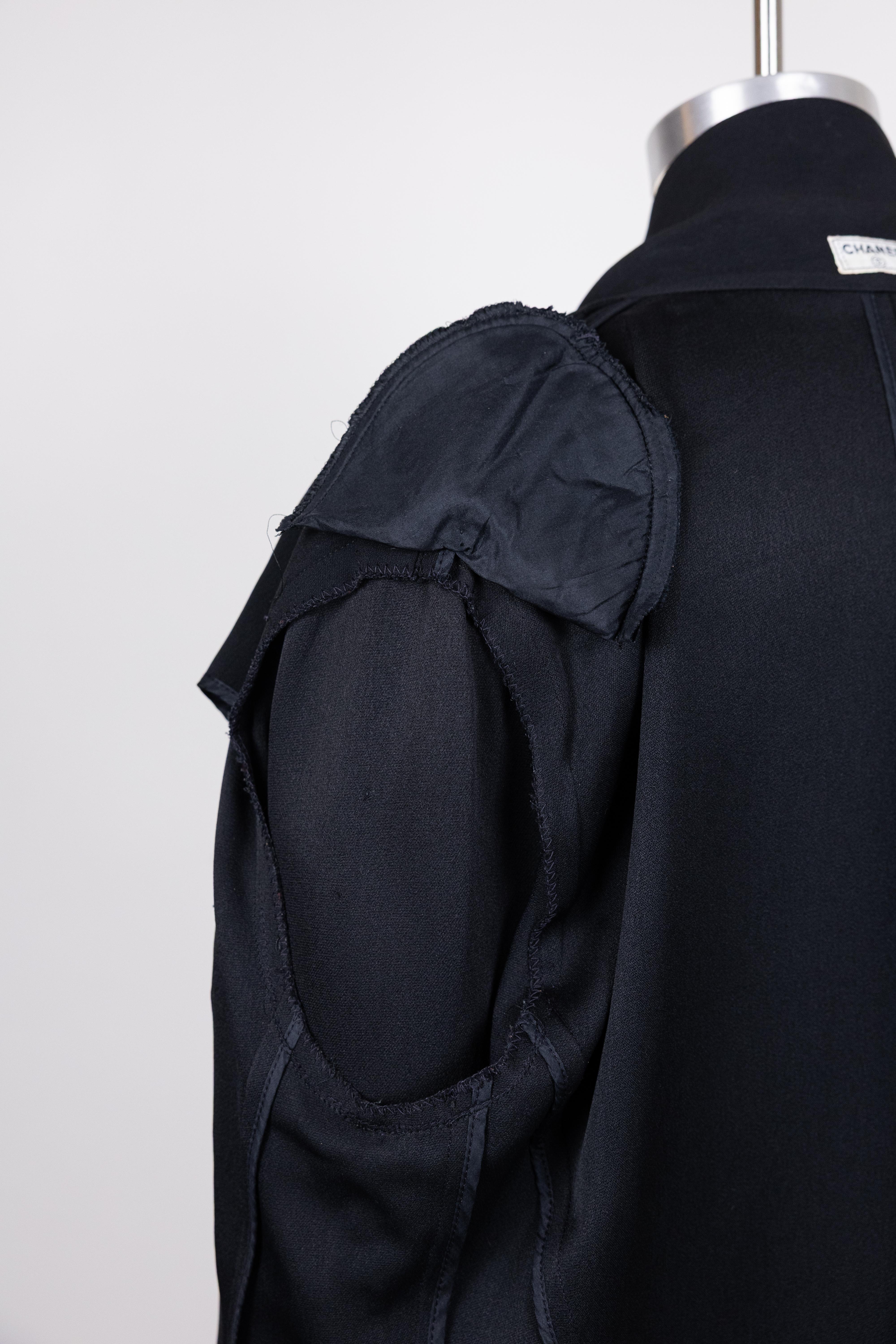 Chanel anni '90, vintage, top con logo in seta nera e bottoni / giacca in vendita 4