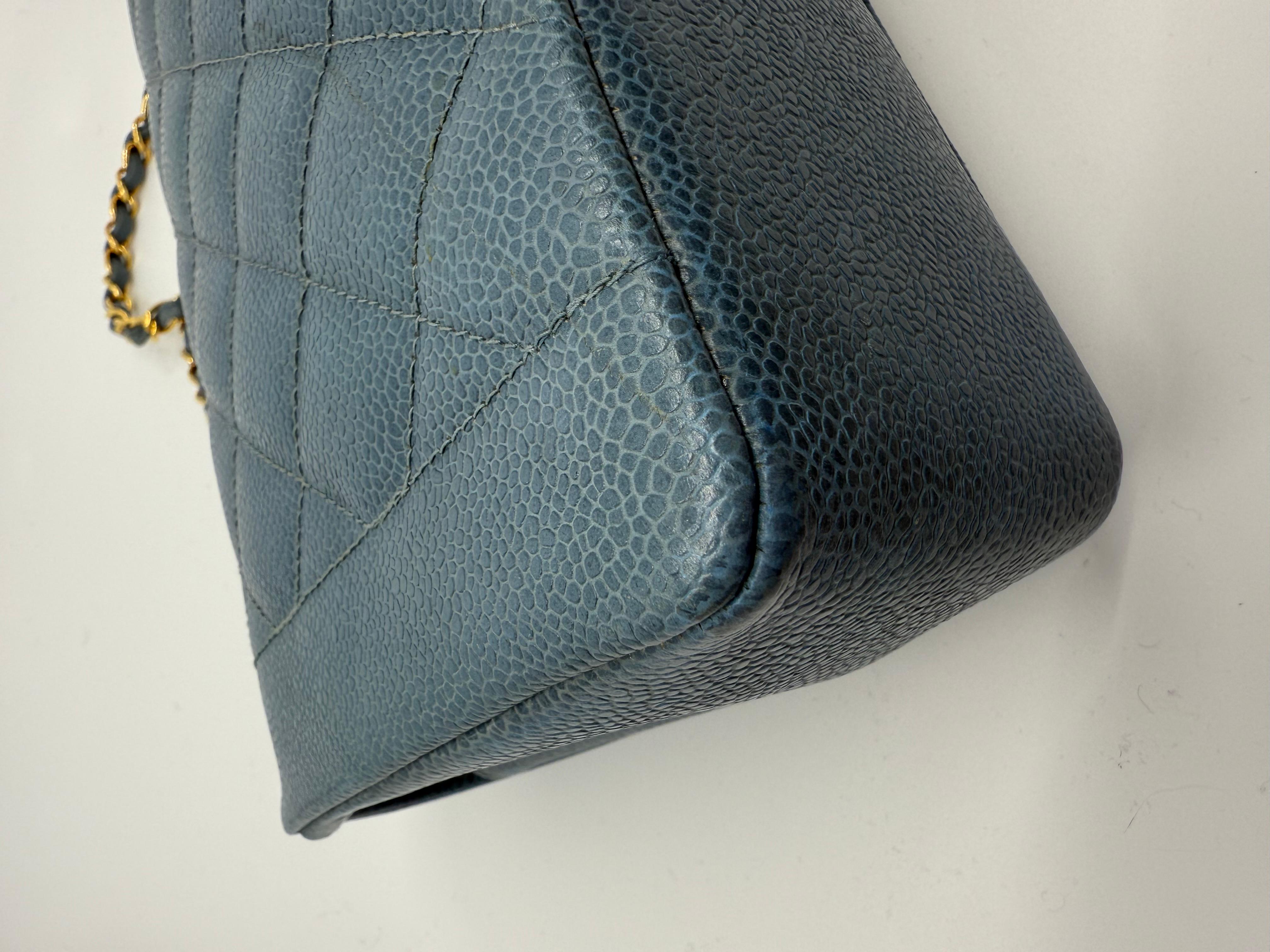 Chanel 1990 Vintage Diana Baby Blue Caviar Medium Classic Flap Bag en vente 6