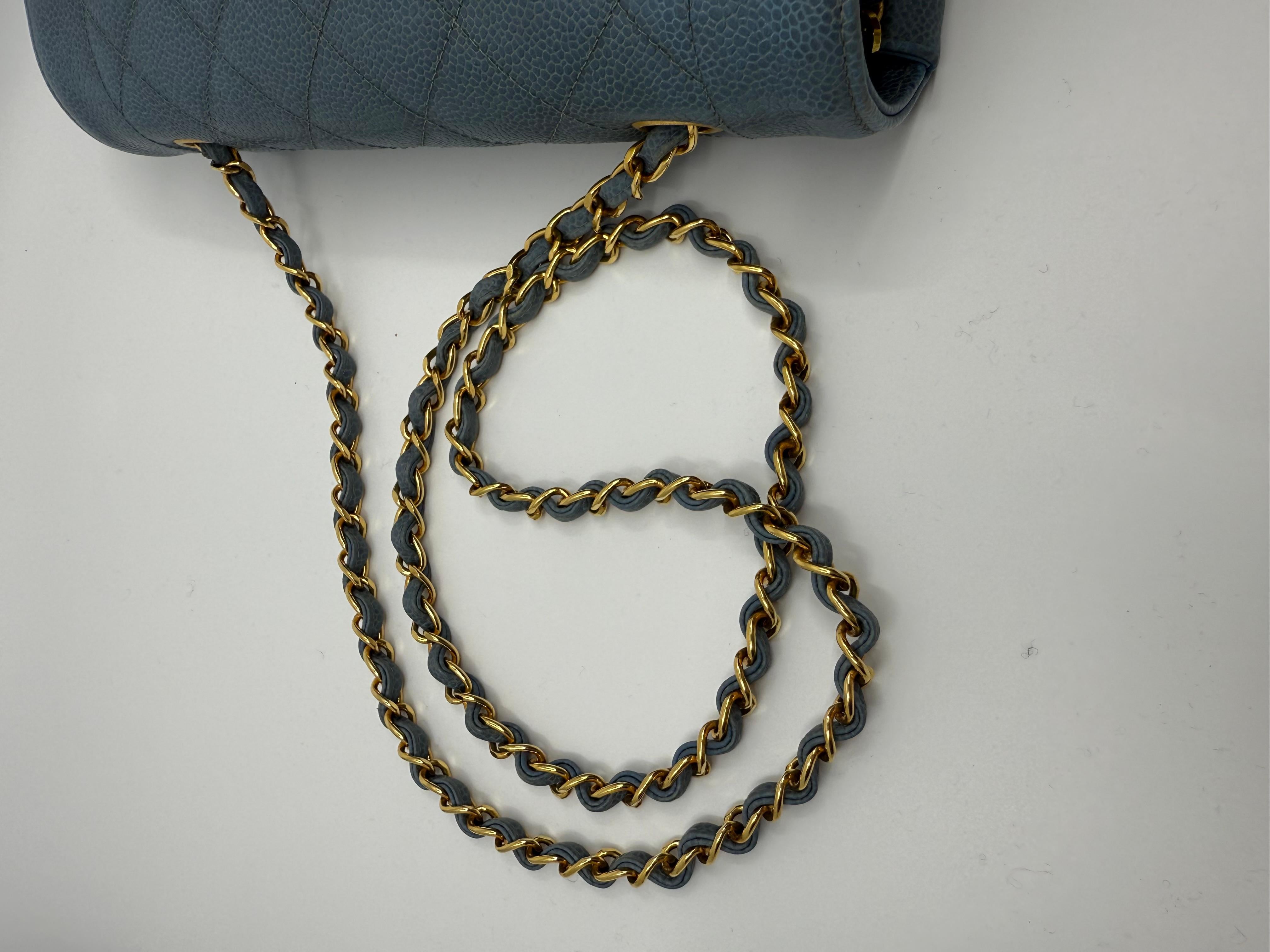 Chanel 1990 Vintage Diana Baby Blue Caviar Medium Classic Flap Bag en vente 7