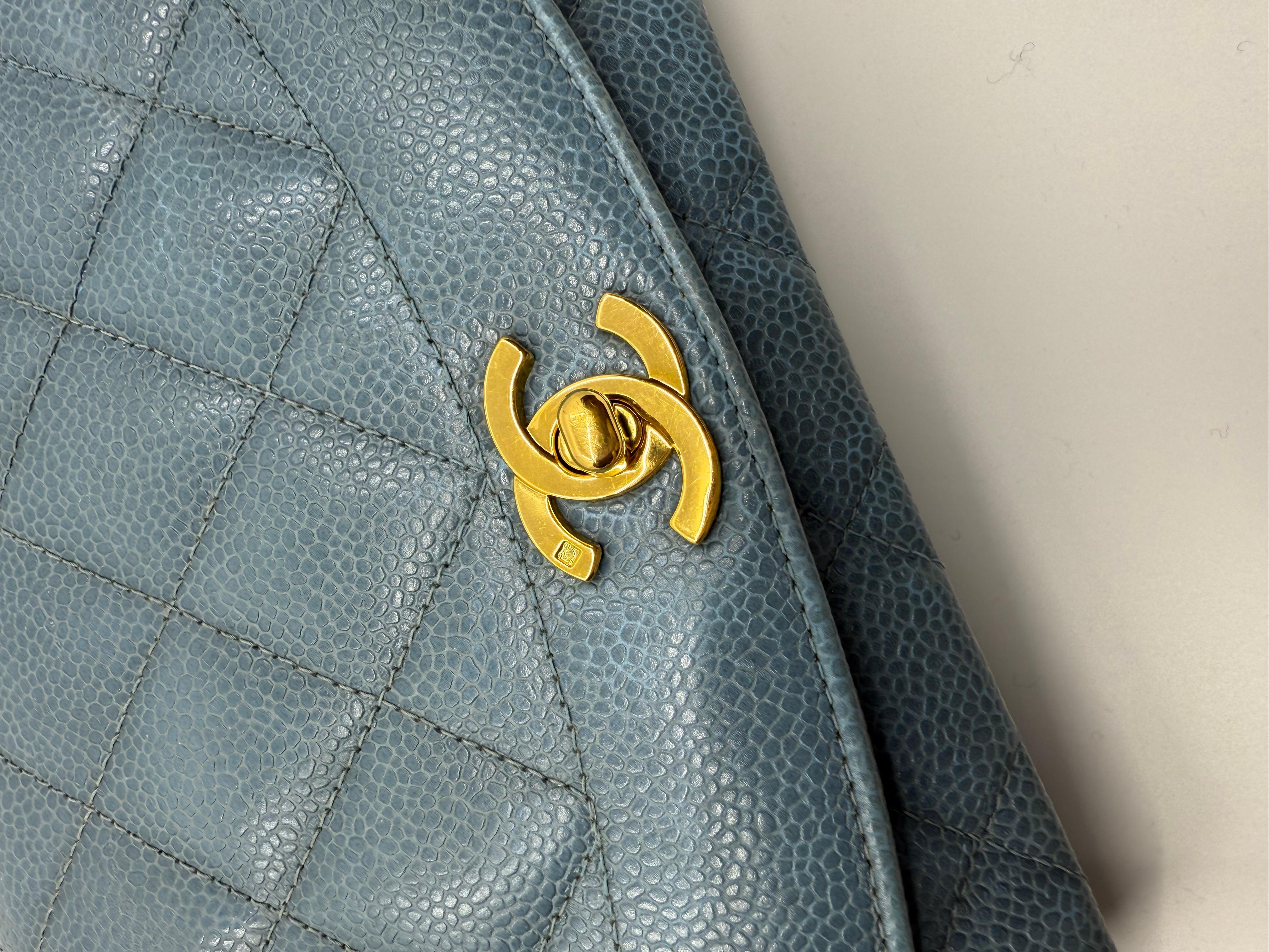 Chanel 1990 Vintage Diana Baby Blue Caviar Medium Classic Flap Bag en vente 8