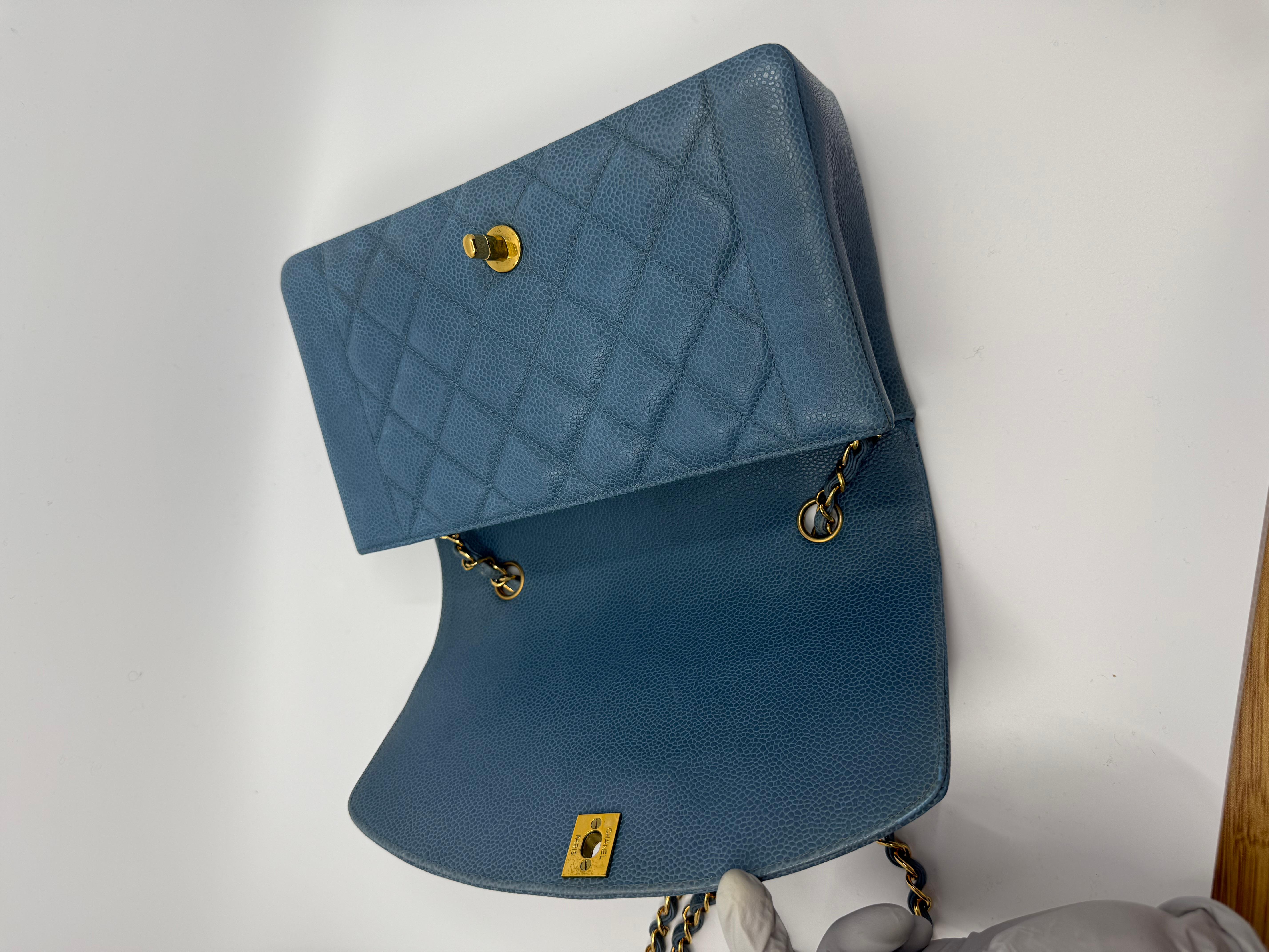 Chanel 1990 Vintage Diana Baby Blue Caviar Medium Classic Flap Bag en vente 9
