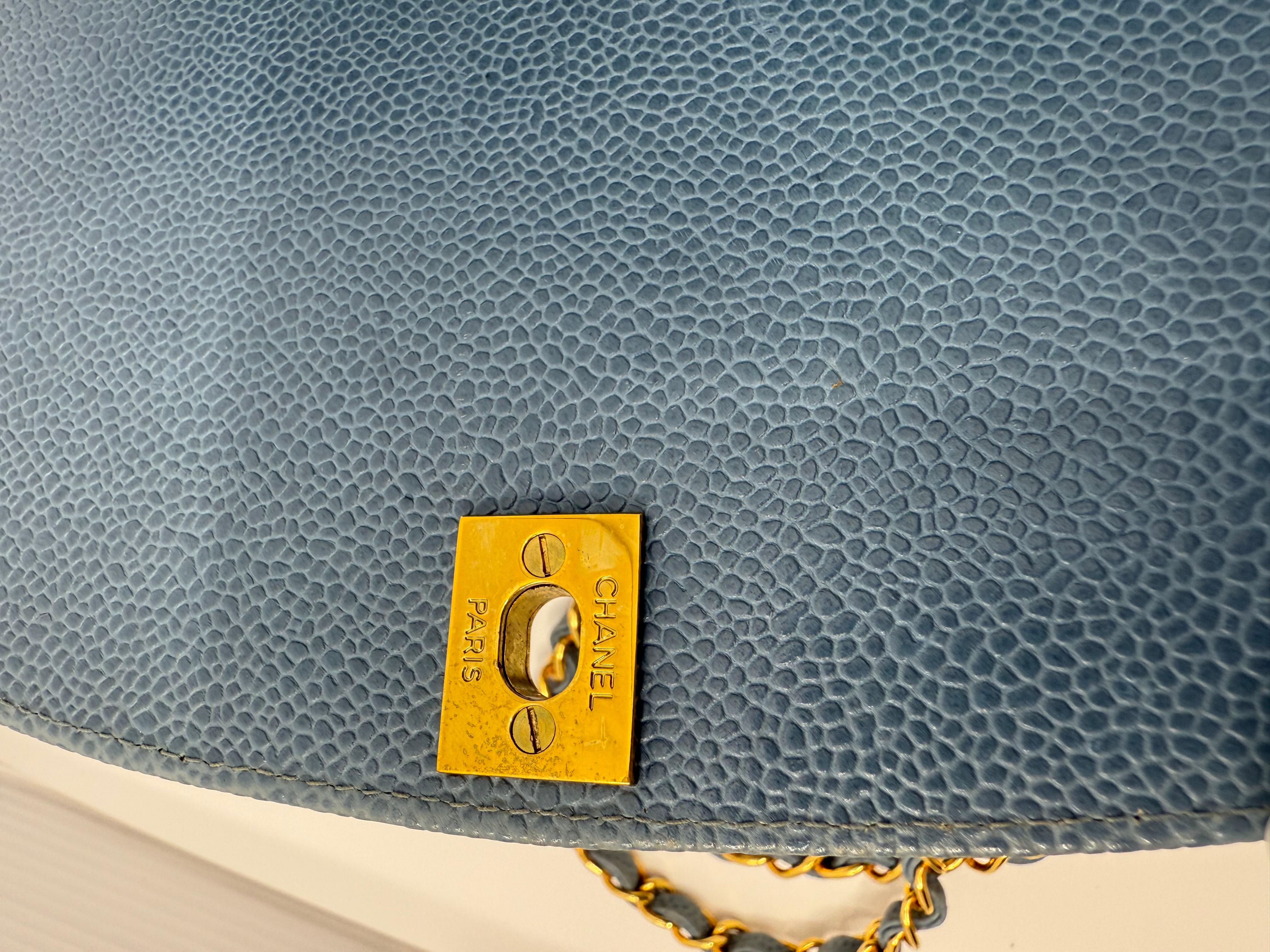 Chanel 1990 Vintage Diana Baby Blue Caviar Medium Classic Flap Bag en vente 10