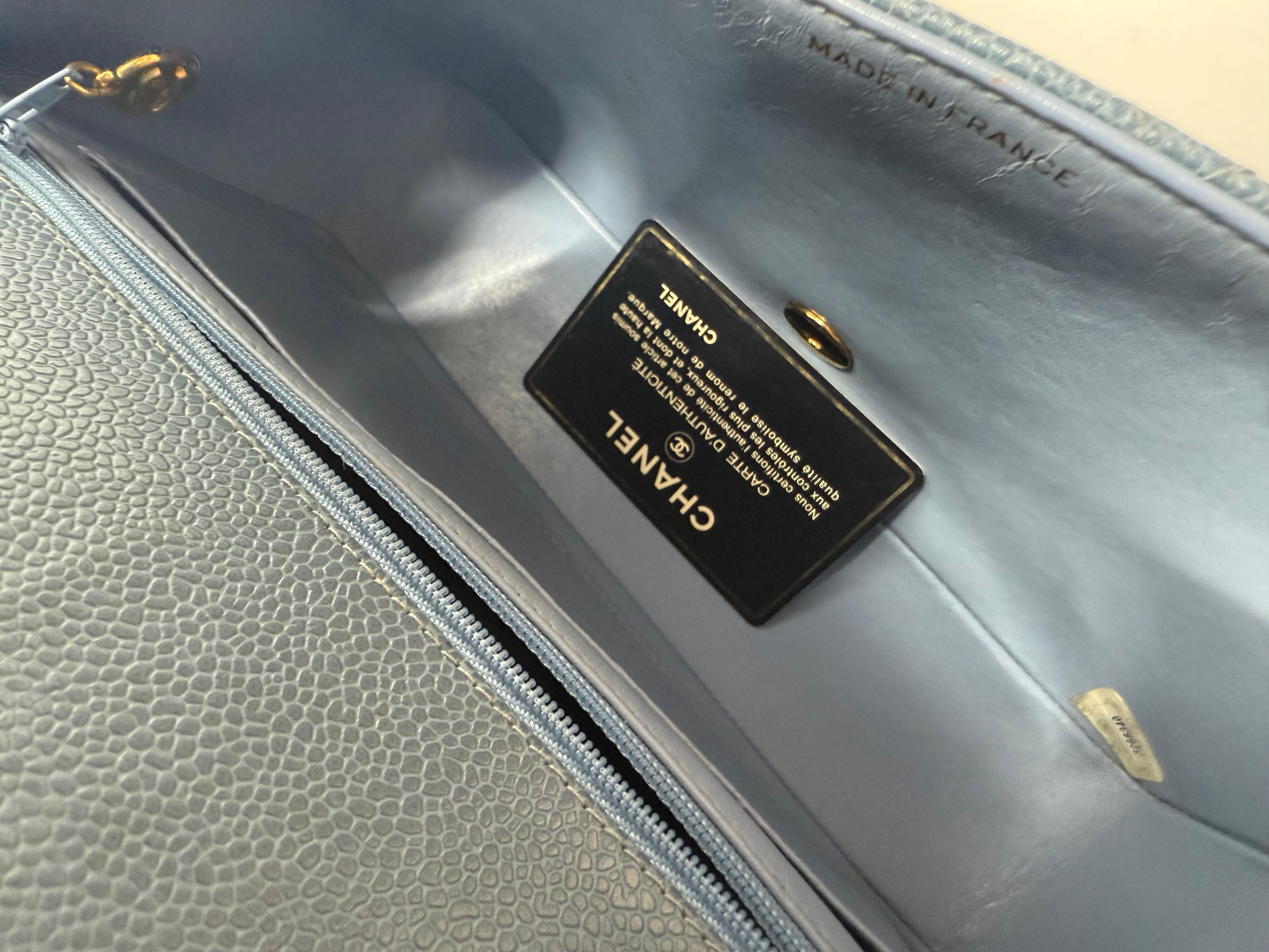 Chanel 1990 Vintage Diana Baby Blue Caviar Medium Classic Flap Bag en vente 11