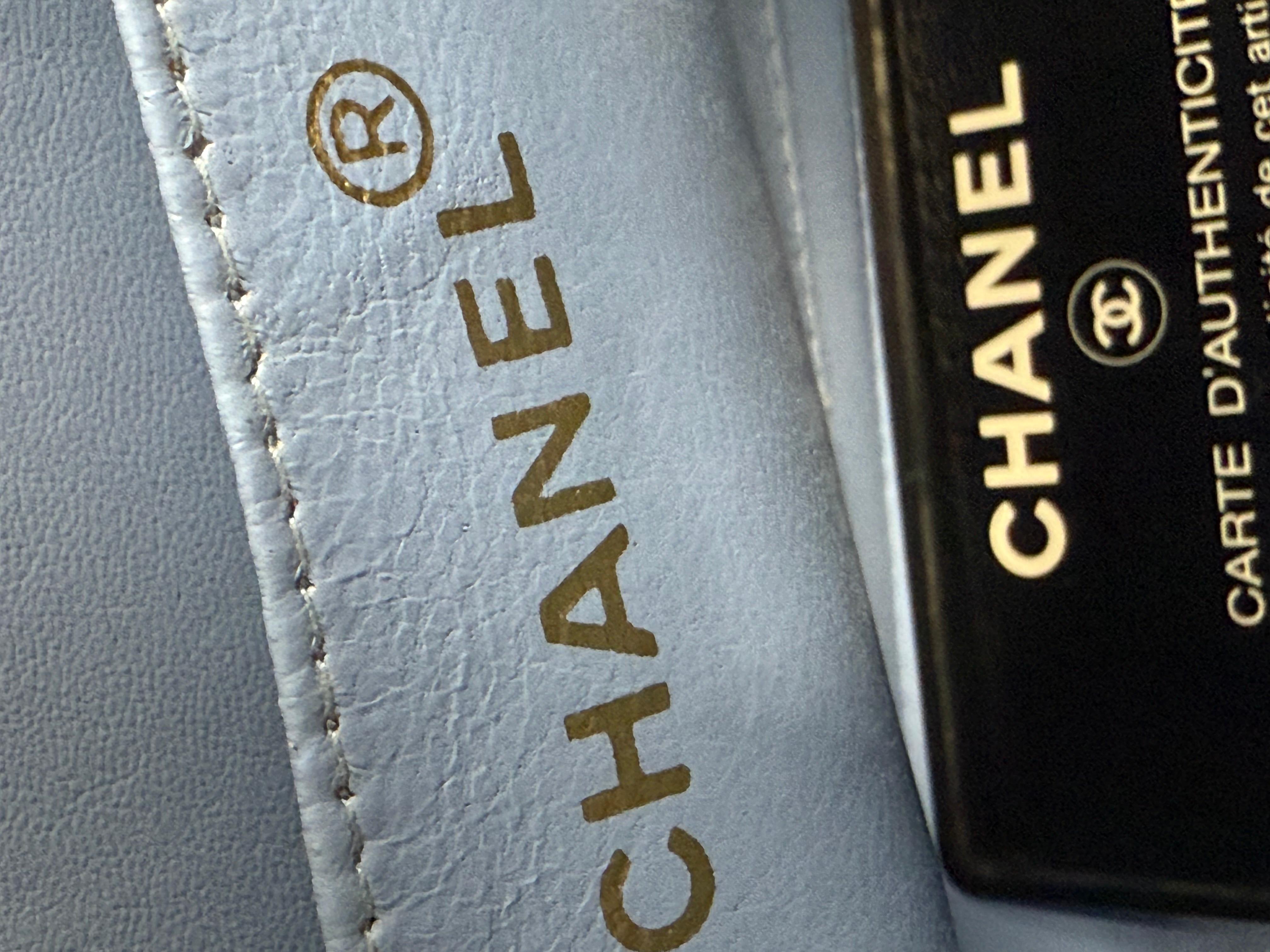 Chanel 1990 Vintage Diana Baby Blue Caviar Medium Classic Flap Bag en vente 13