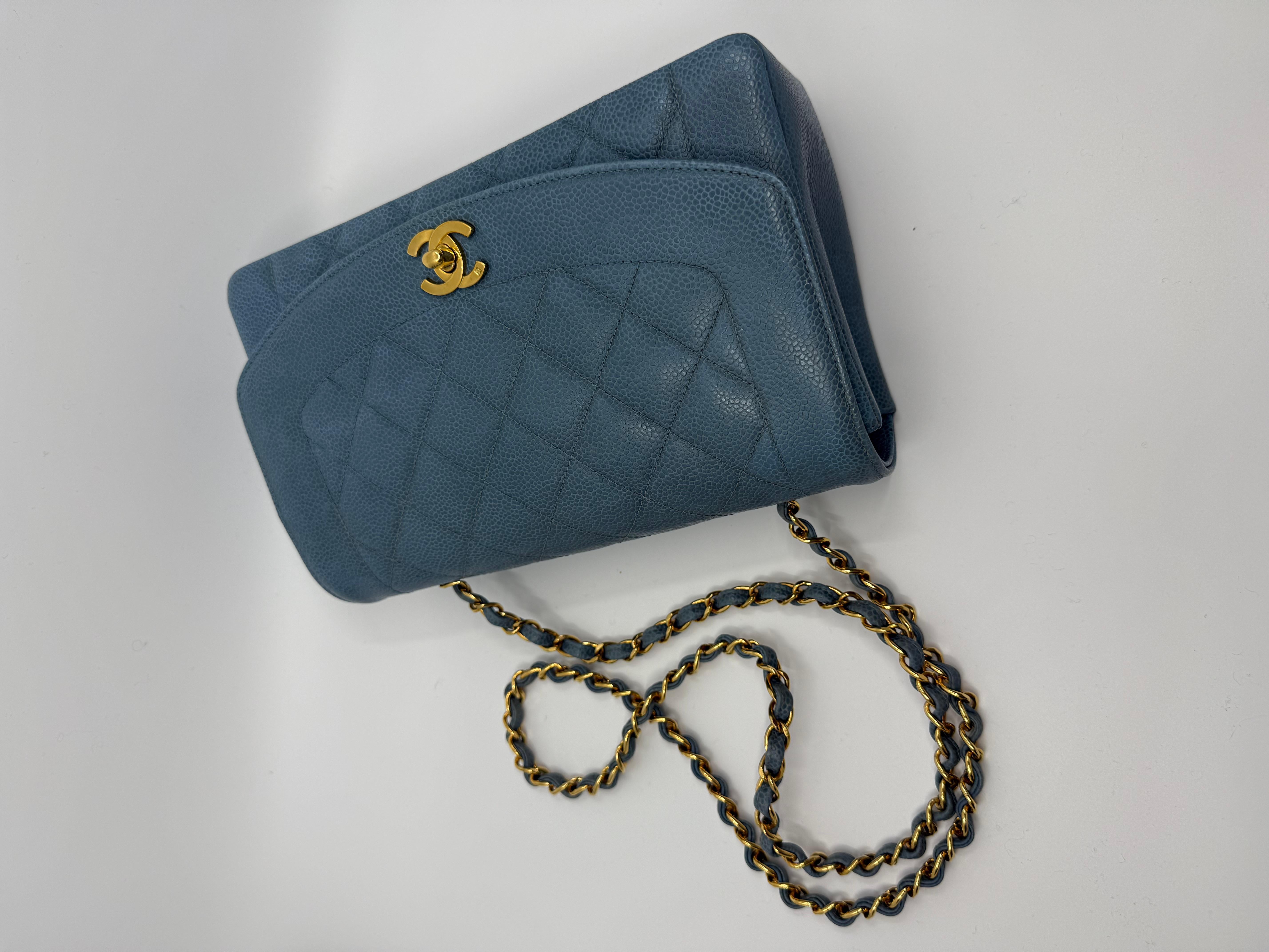 Sac à rabat Chanel Vintage Diana - Bleu caviar et ornements dorés

Icône intemporelle aux racines royales, ce sac à rabat Chanel Diana en cuir caviar bleu riche est une pièce de collection très convoitée. Nommé en l'honneur de la princesse Diana, ce