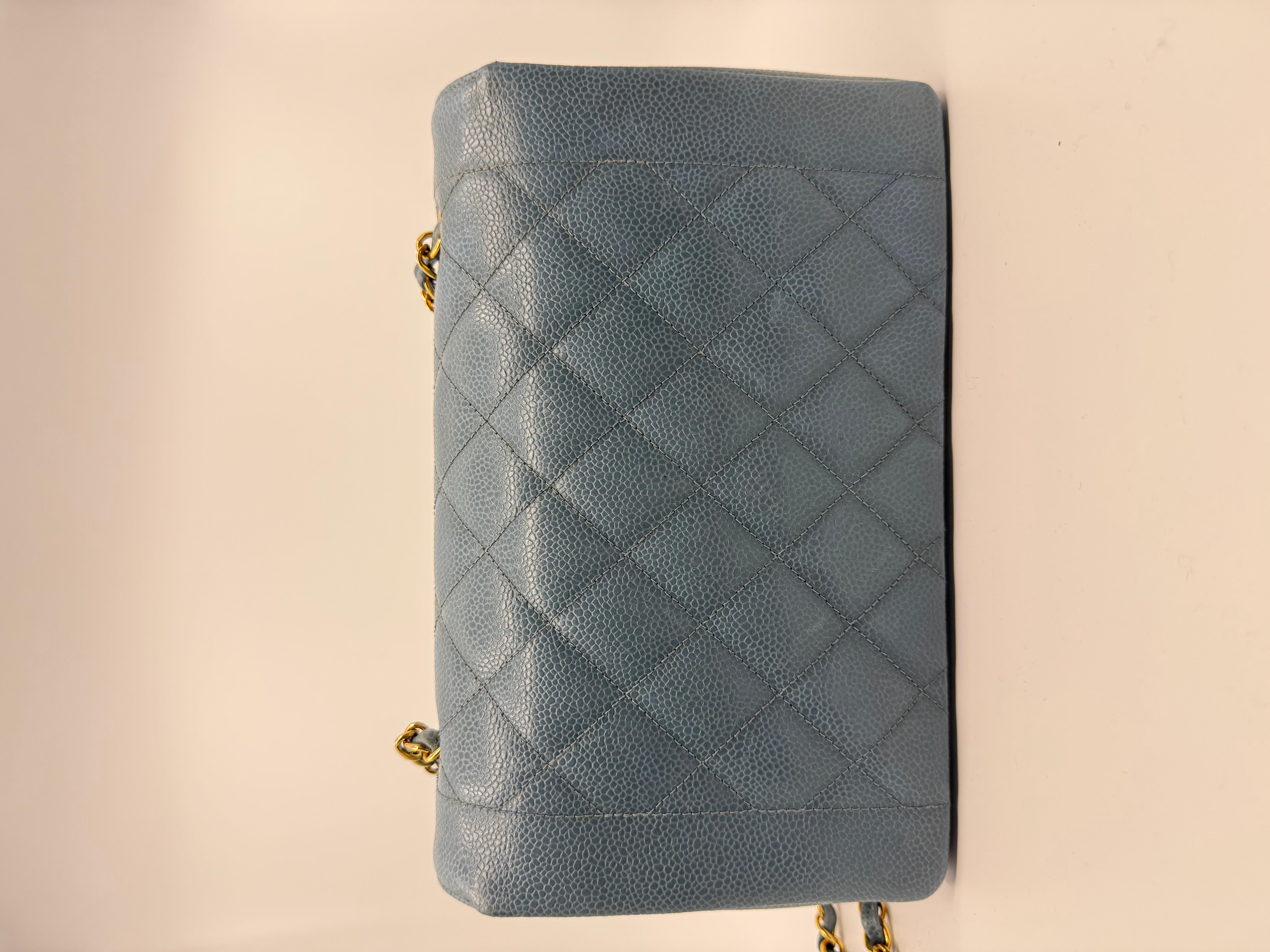 Gris Chanel 1990 Vintage Diana Baby Blue Caviar Medium Classic Flap Bag en vente
