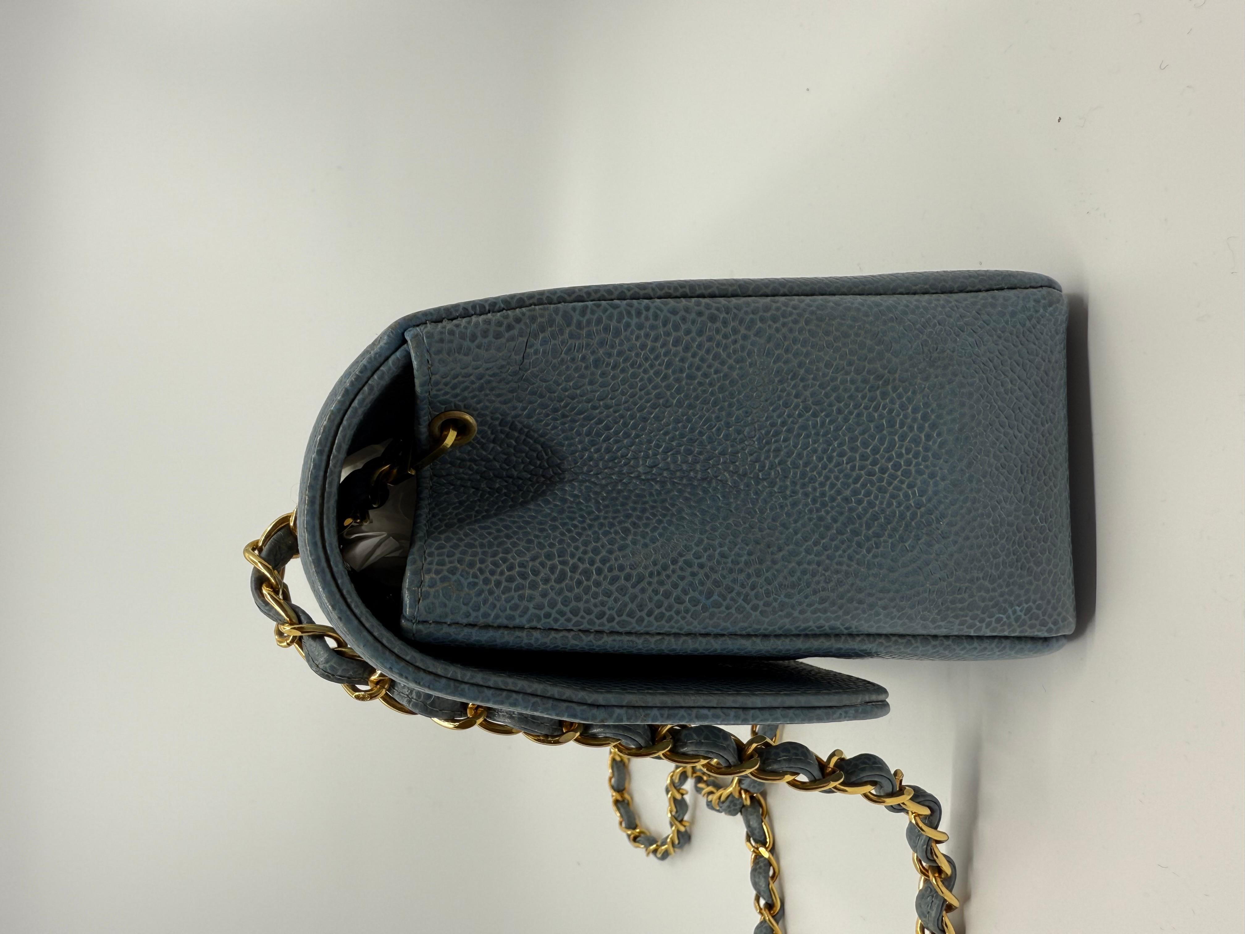Chanel 1990 Vintage Diana Baby Blue Caviar Medium Classic Flap Bag Bon état - En vente à Rowland Heights, CA