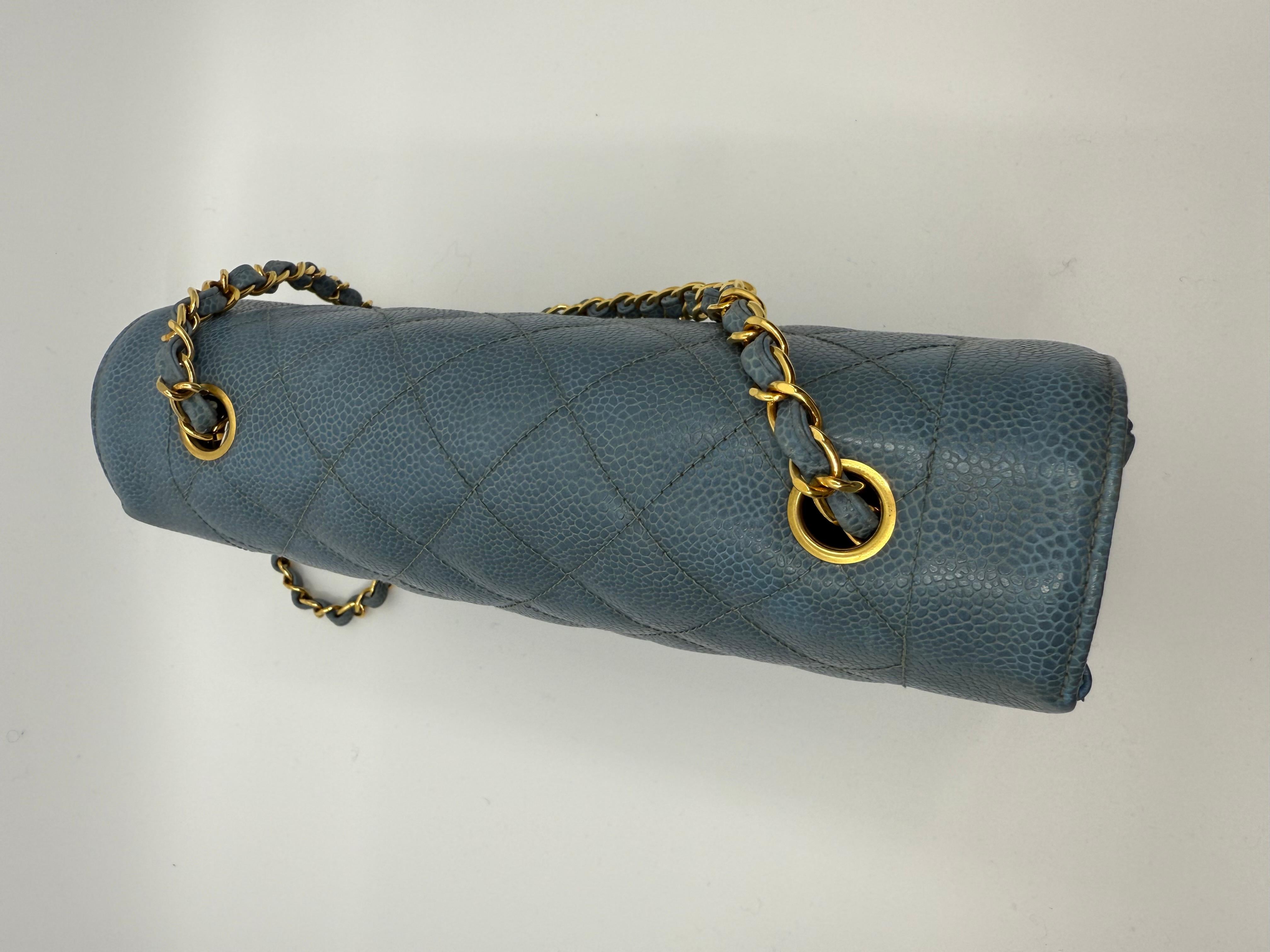 Chanel 1990 Vintage Diana Baby Blue Caviar Medium Classic Flap Bag en vente 1