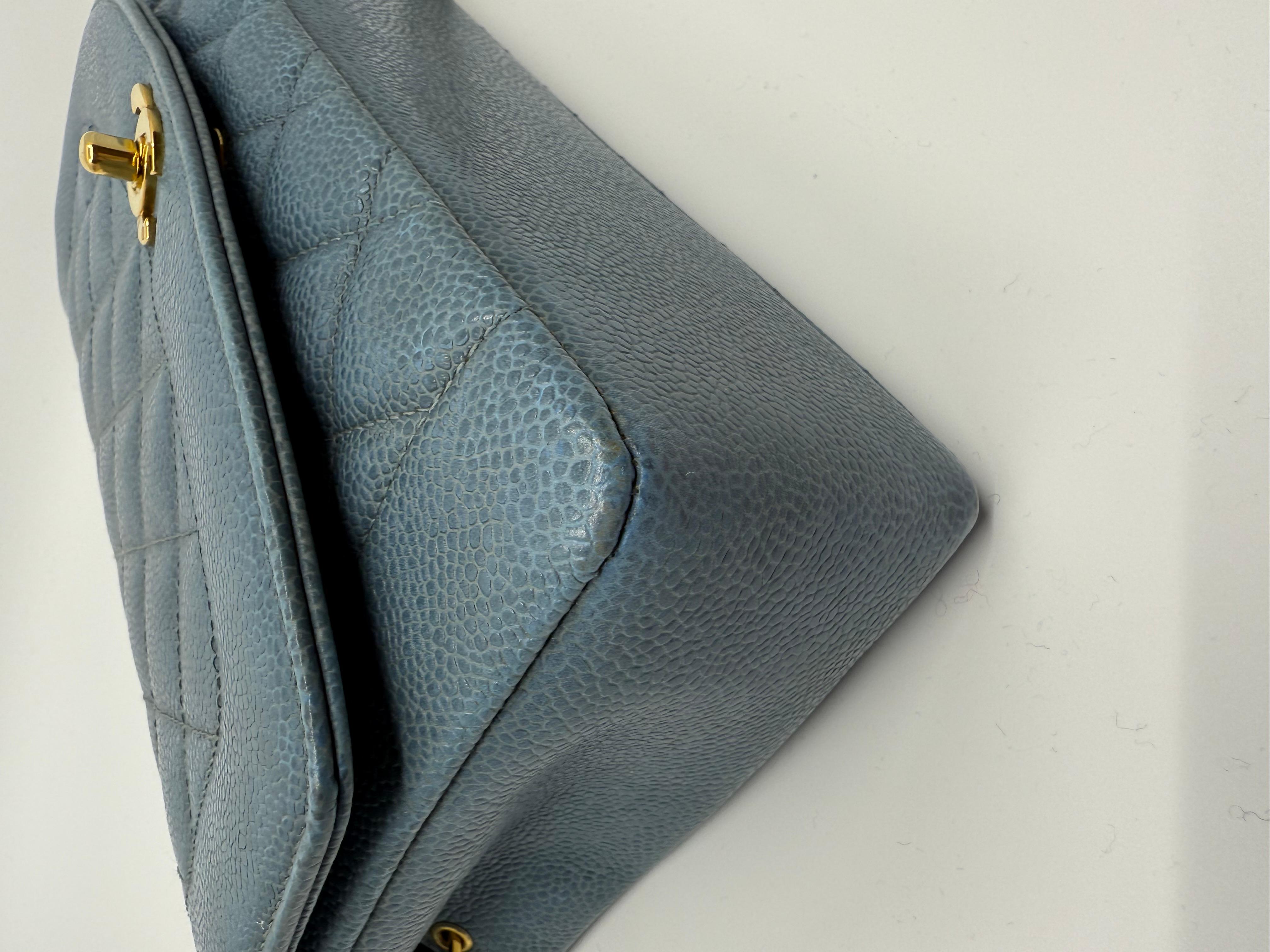 Chanel 1990 Vintage Diana Baby Blue Caviar Medium Classic Flap Bag en vente 3