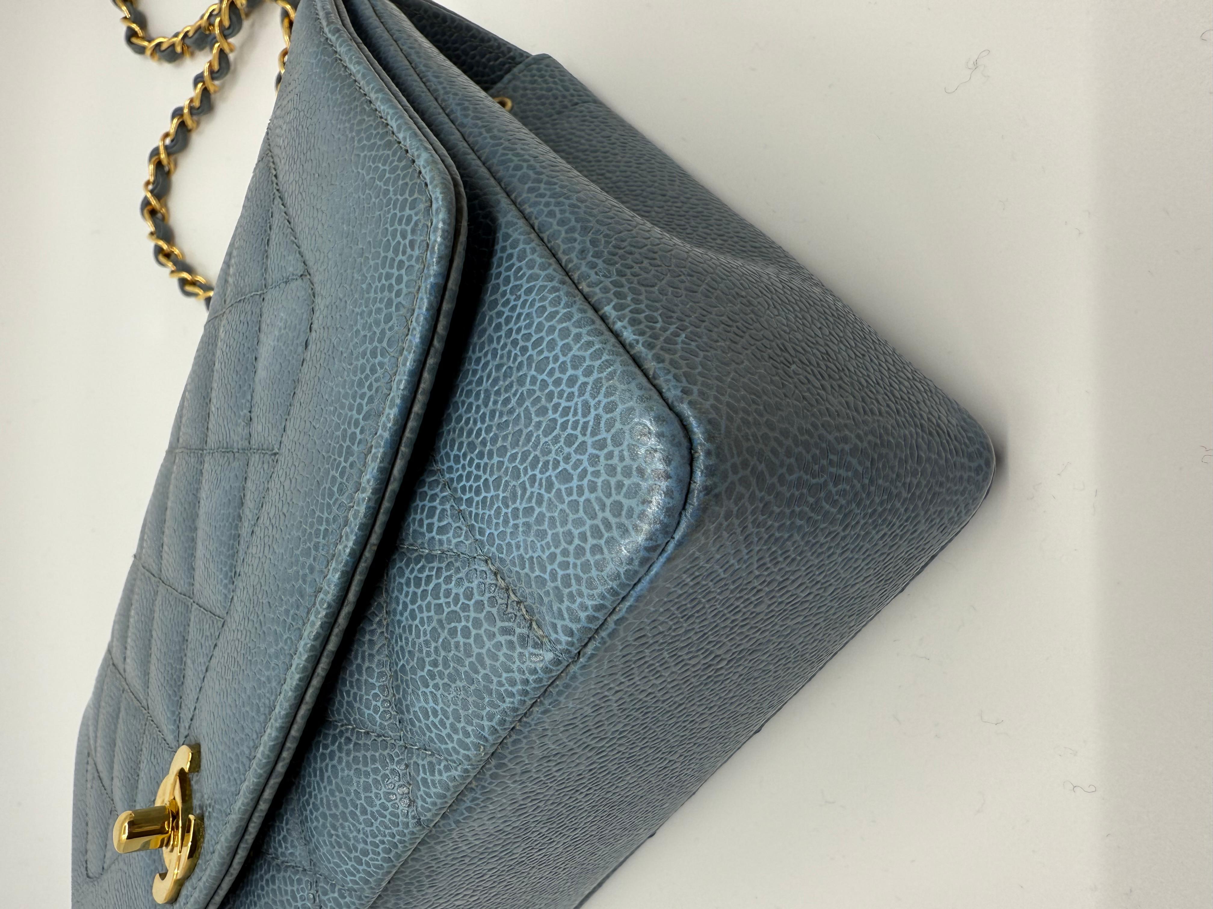 Chanel 1990 Vintage Diana Baby Blue Caviar Medium Classic Flap Bag en vente 4