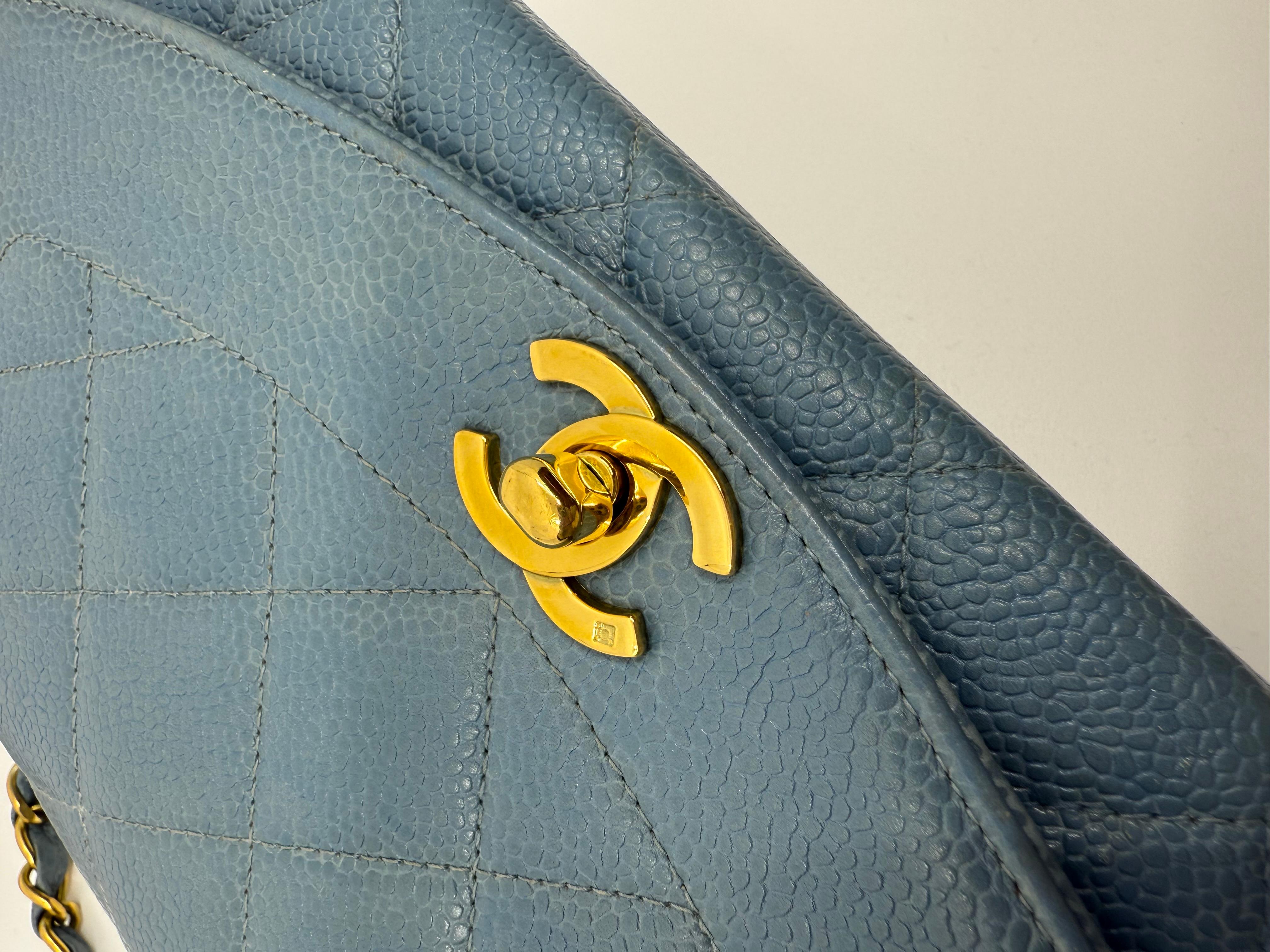 Chanel 1990 Vintage Diana Baby Blue Caviar Petit sac classique à rabat en vente 6