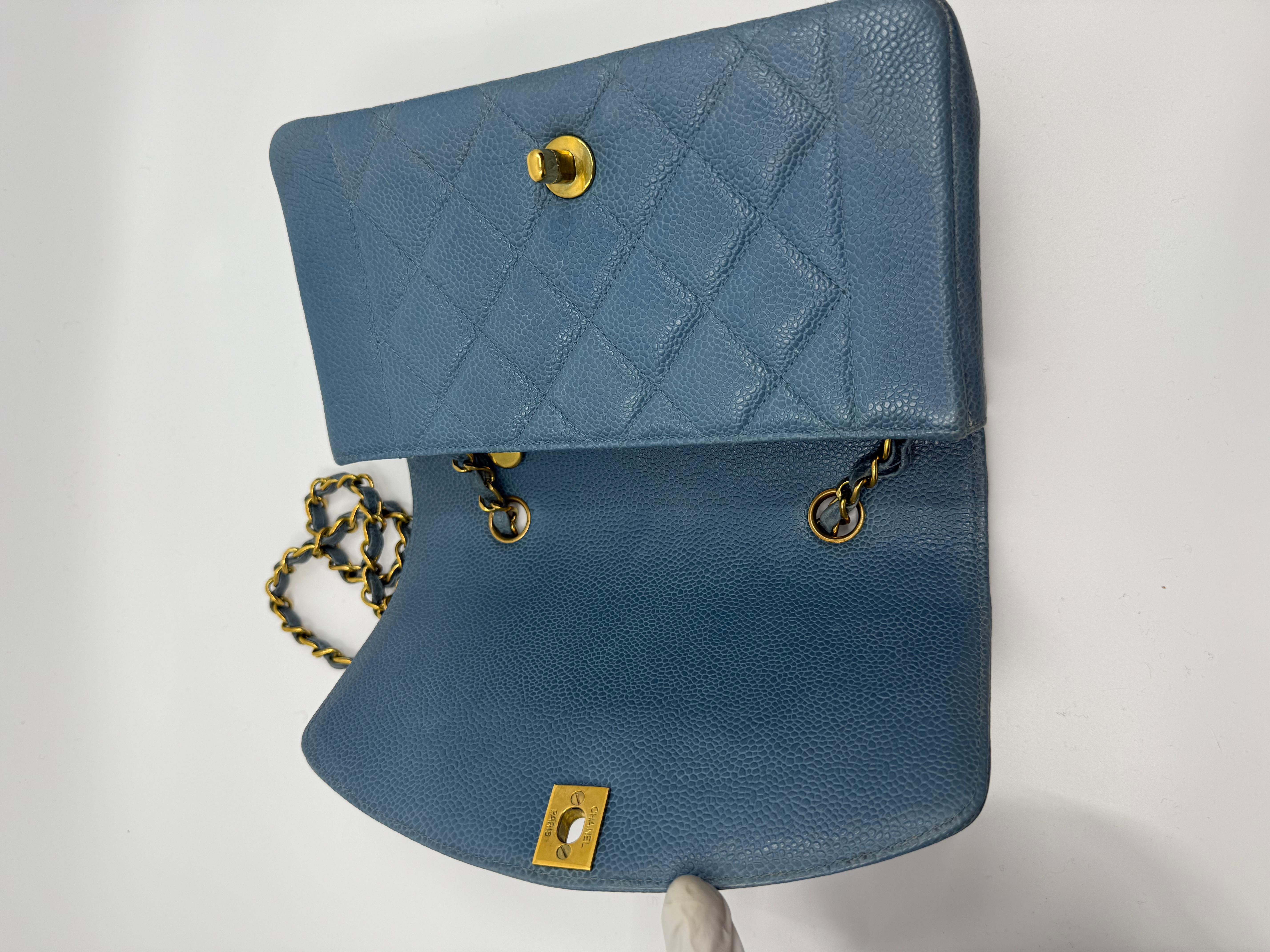 Chanel 1990 Vintage Diana Baby Blue Caviar Petit sac classique à rabat en vente 7