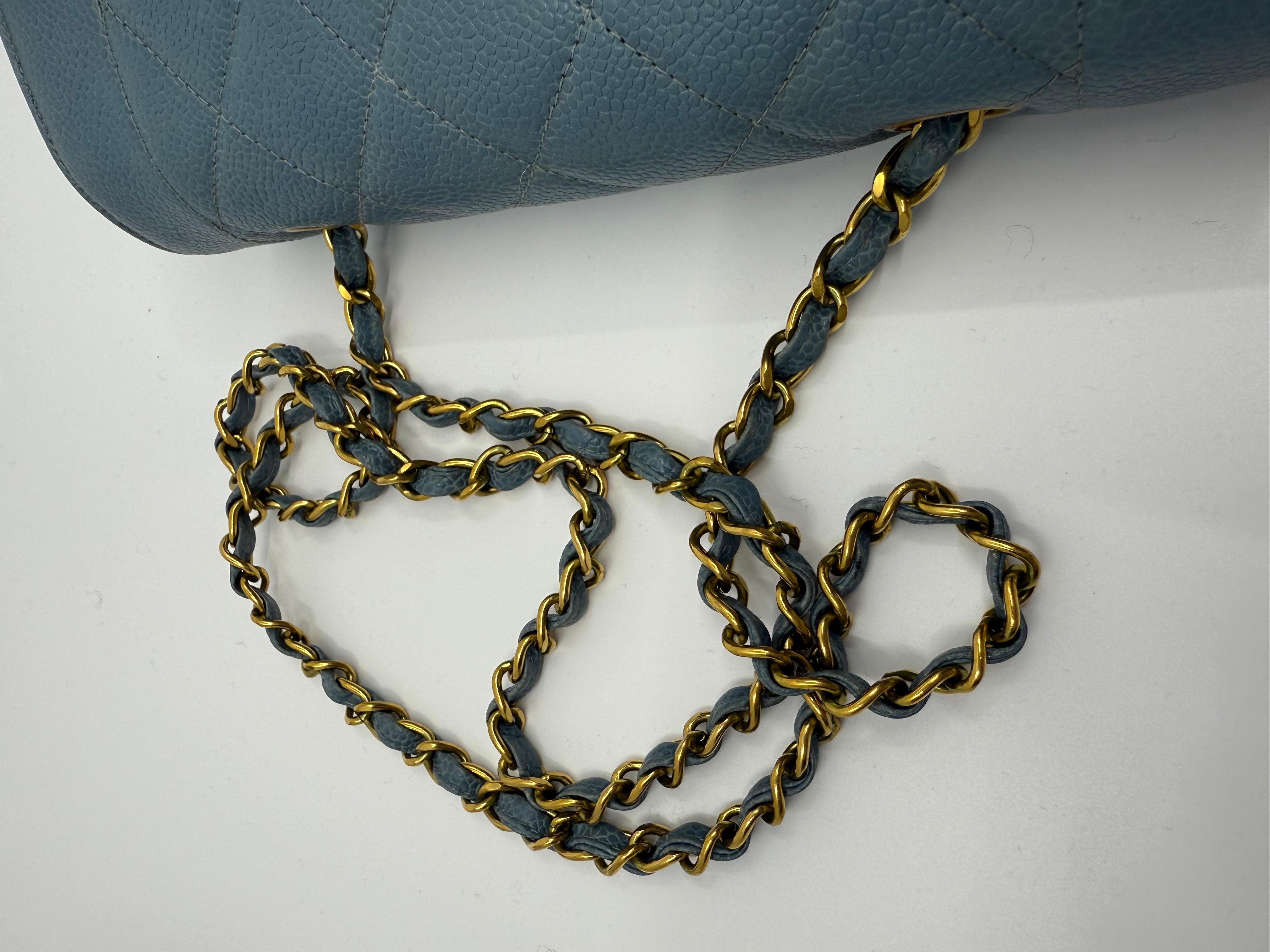 Chanel 1990 Vintage Diana Baby Blue Caviar Petit sac classique à rabat en vente 9