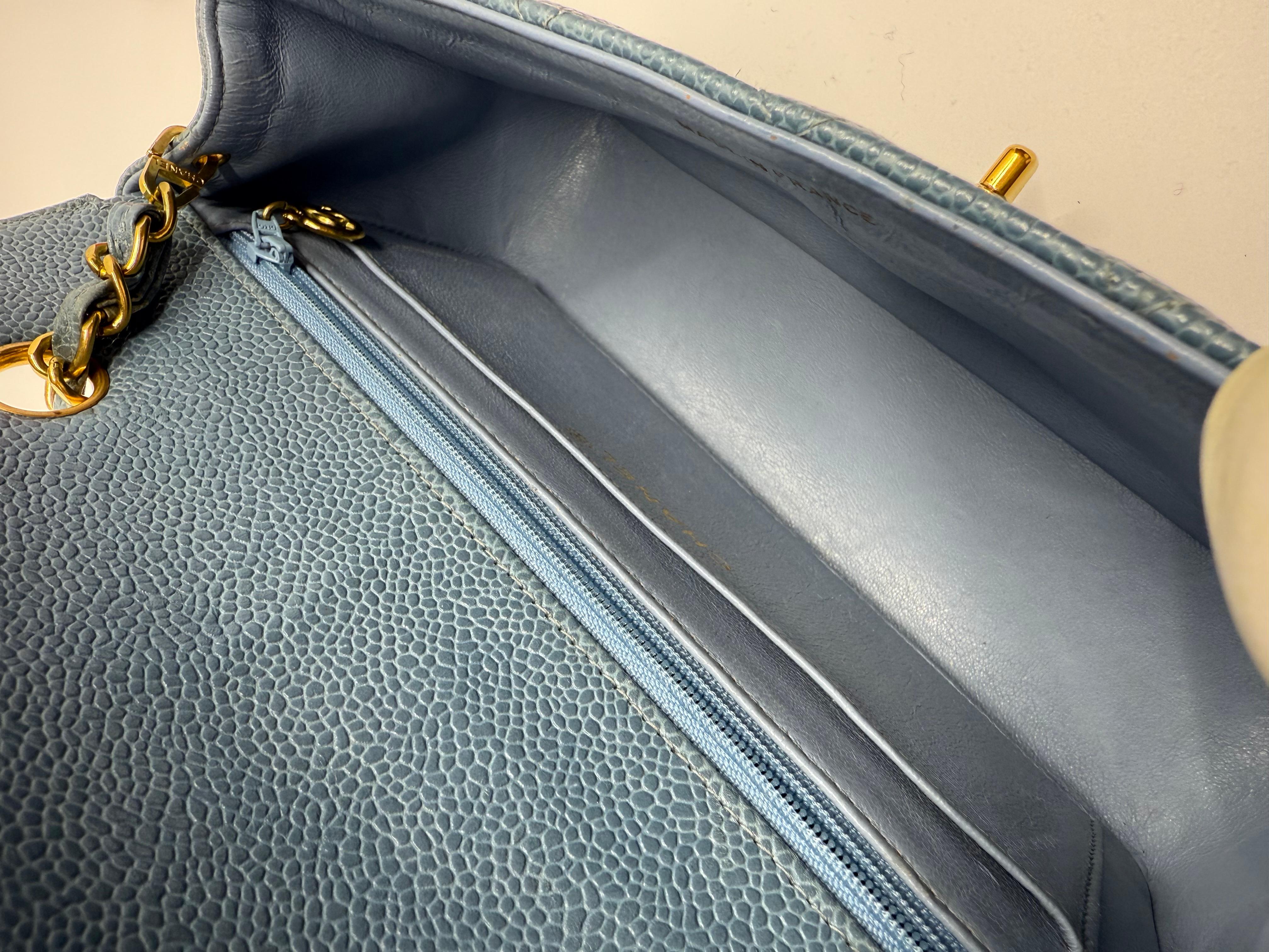 Chanel 1990 Vintage Diana Baby Blue Caviar Petit sac classique à rabat en vente 10