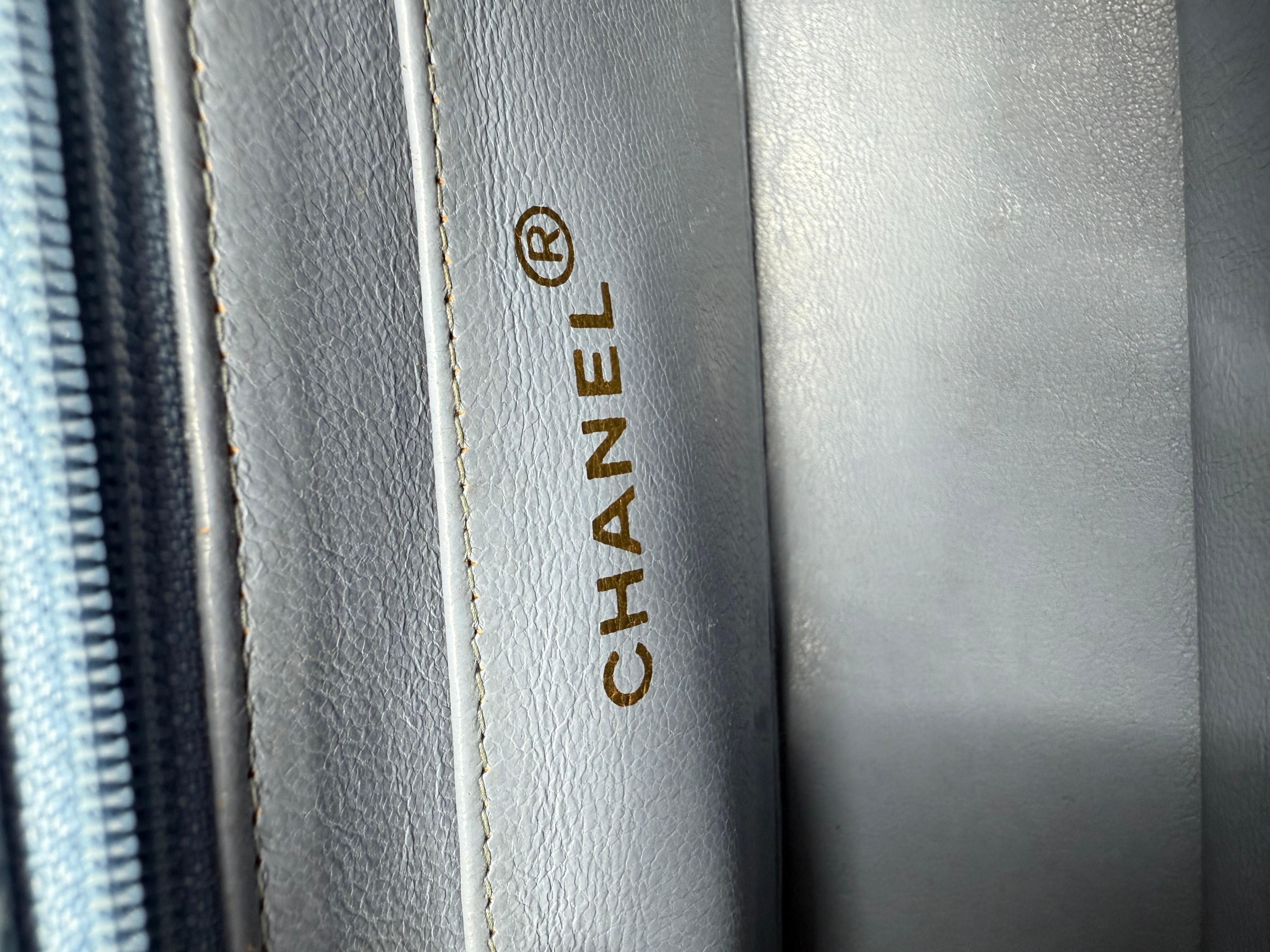 Chanel 1990 Vintage Diana Baby Blue Caviar Petit sac classique à rabat en vente 12