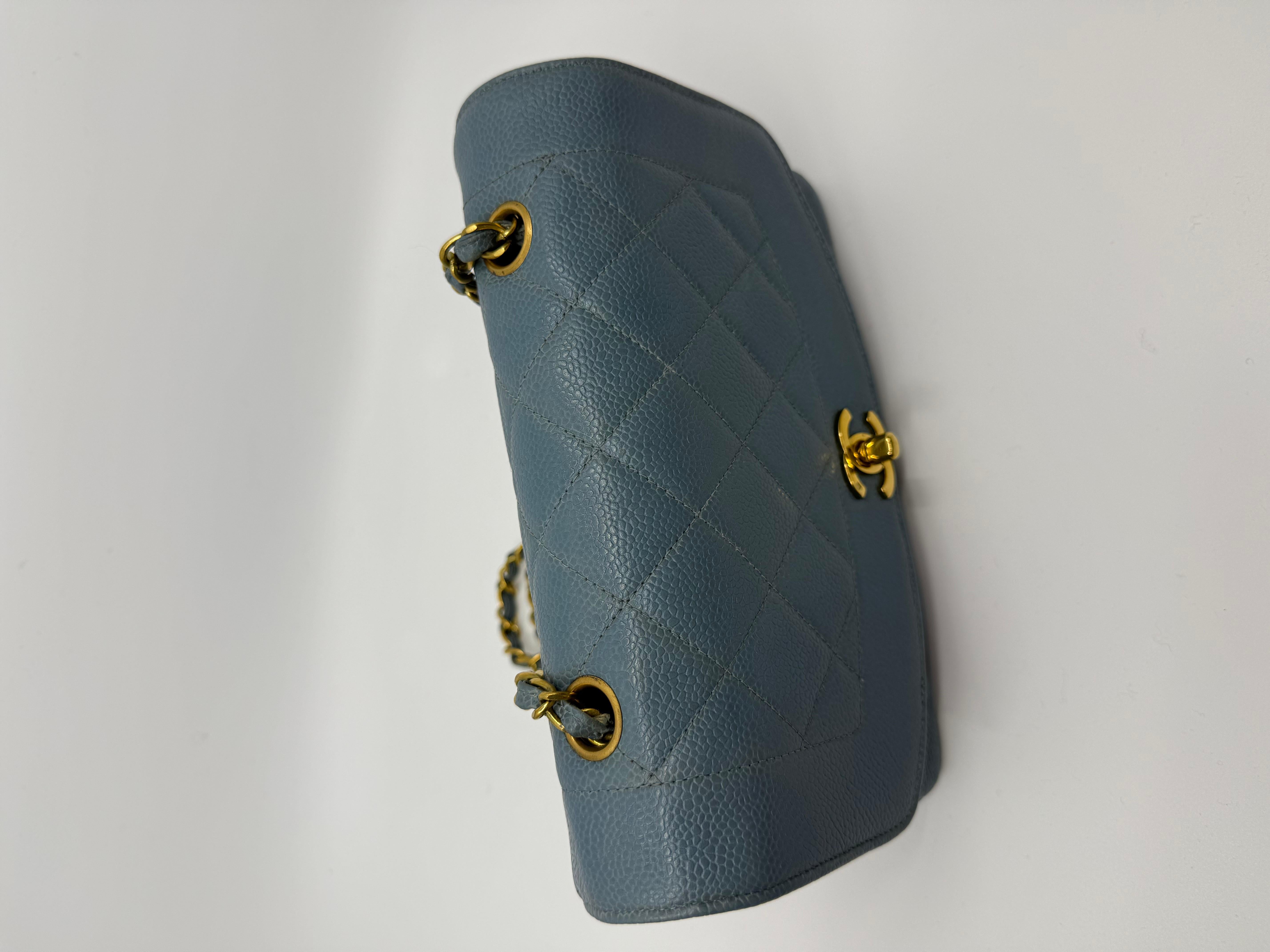 Vintage Chanel Diana Flap Bag in Blue Caviar Leather - 24K Gold Hardware

Intemporel et très recherché, ce sac à rabat Chanel Diana vintage en cuir caviar bleu rare est le rêve de tout collectionneur. Nommé en l'honneur de la princesse Diana, l'une