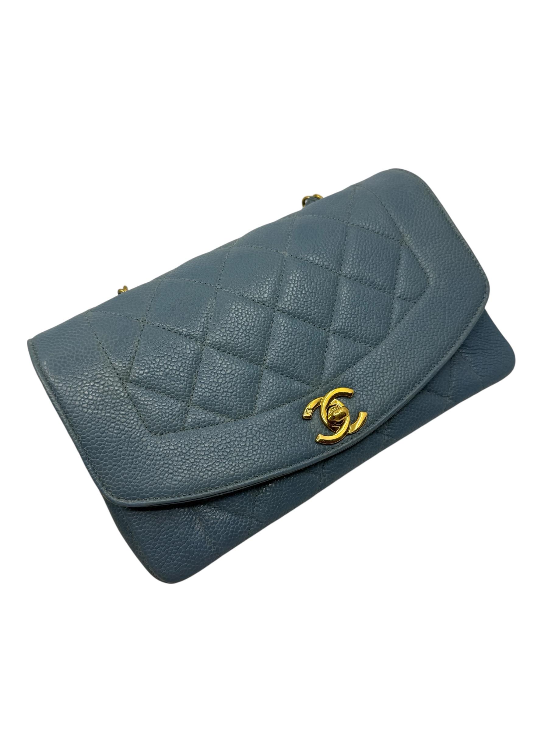 Noir Chanel 1990 Vintage Diana Baby Blue Caviar Petit sac classique à rabat en vente