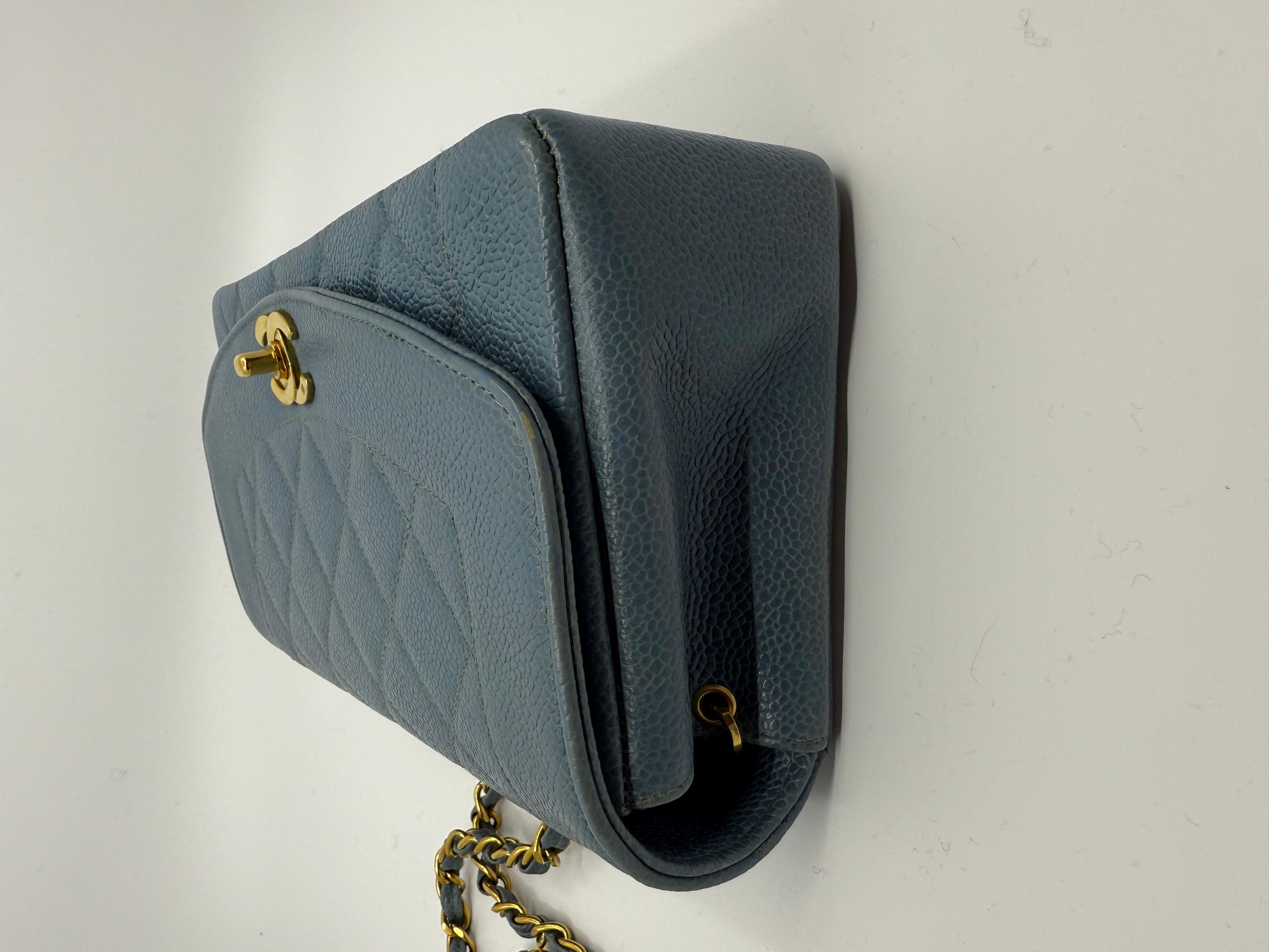 Chanel 1990 Vintage Diana Baby Blue Caviar Petit sac classique à rabat en vente 1